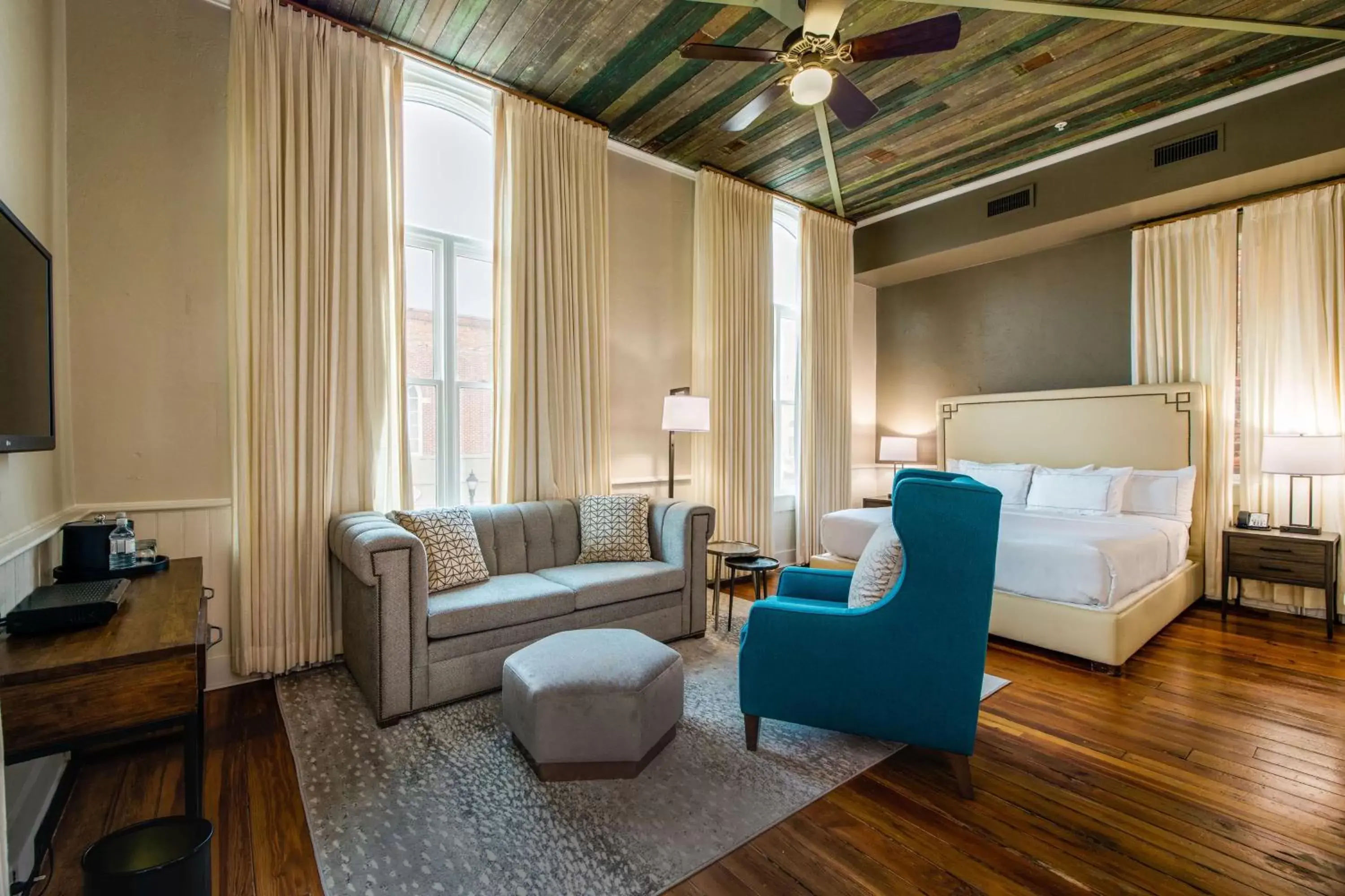 Bedroom, Seating Area in Hotel Florence, Tapestry Collection by Hilton