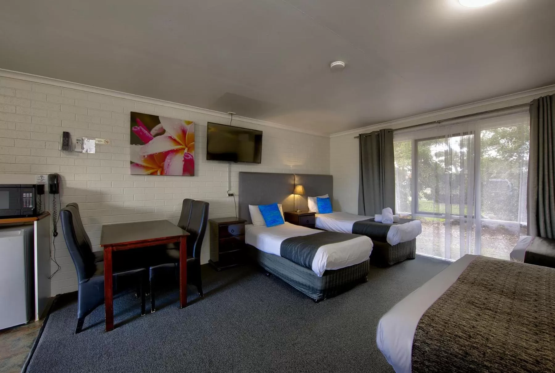 Kitchen or kitchenette, Bed in Frankston Motel