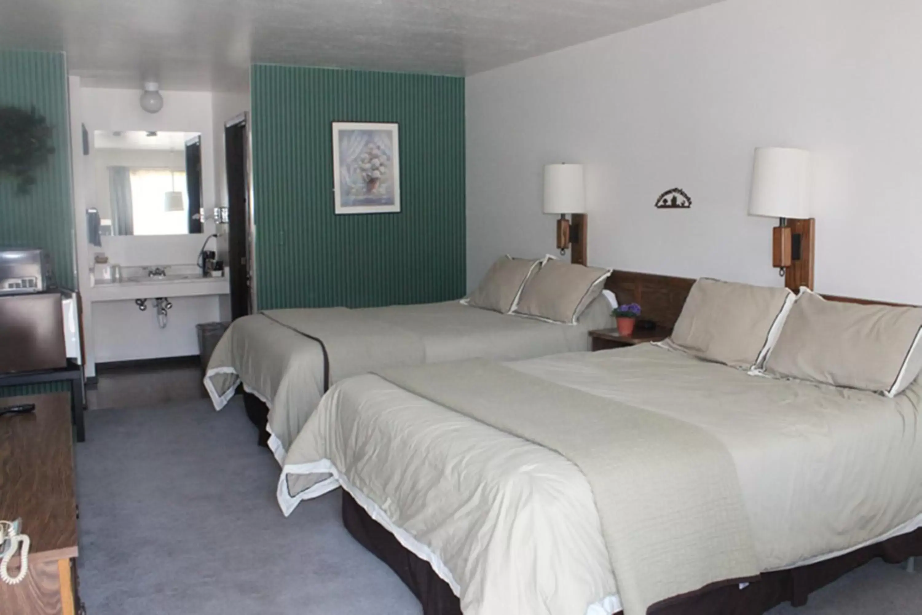 Photo of the whole room, Bed in Jim Butler Inn & Suites