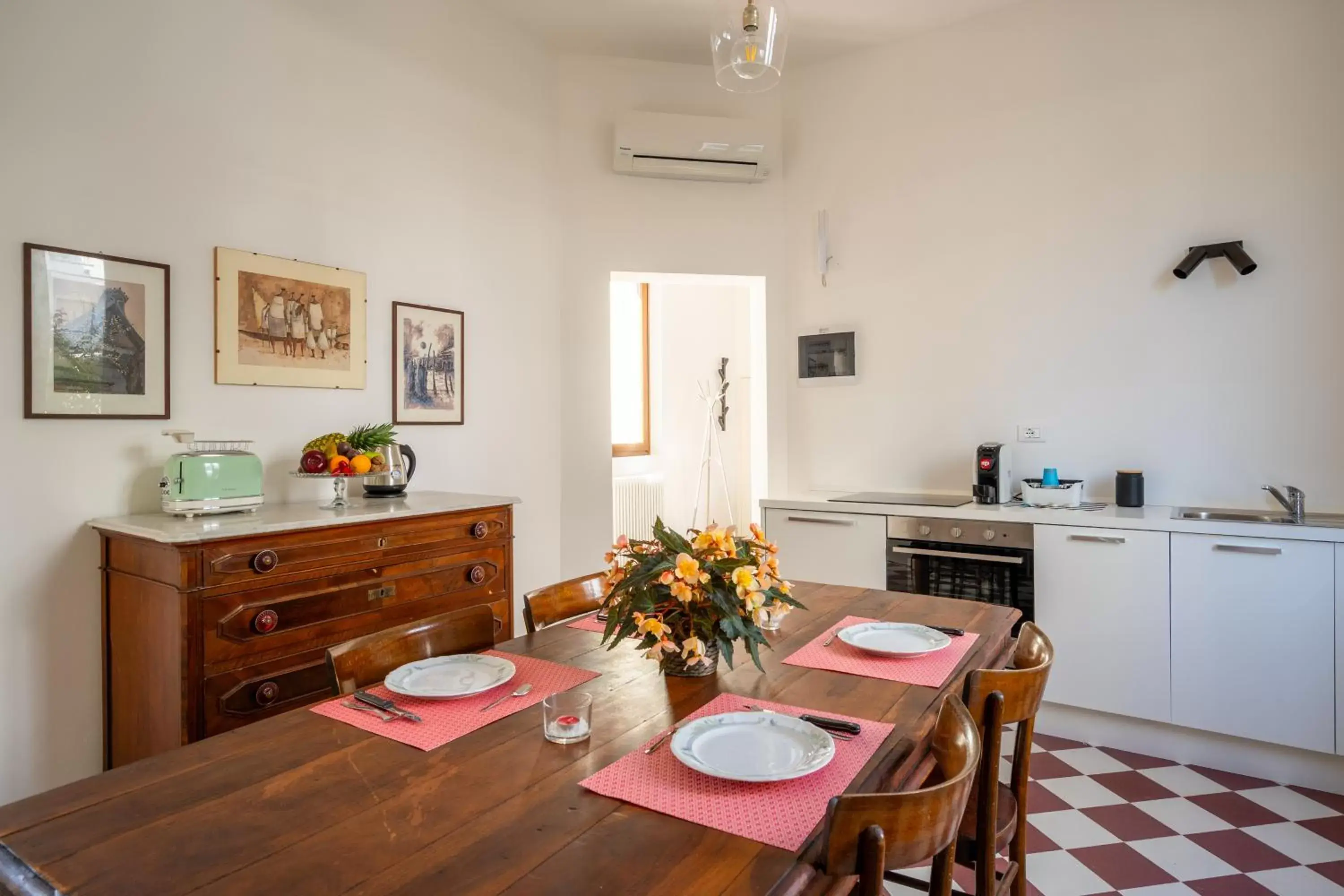 Kitchen or kitchenette, Dining Area in Hotel Select Suites & Spa - Apartments