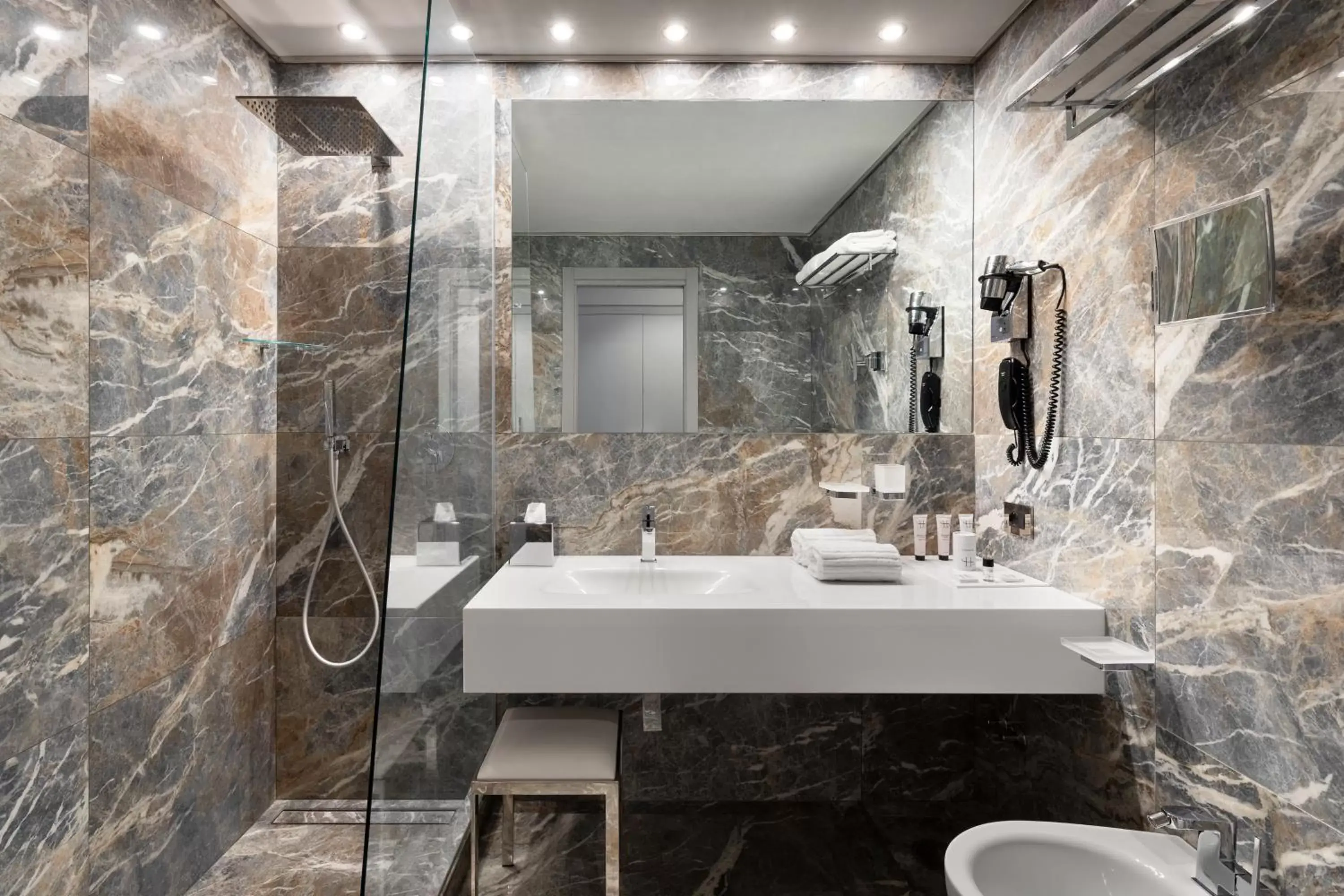 Bathroom in LHP Napoli Palace & SPA
