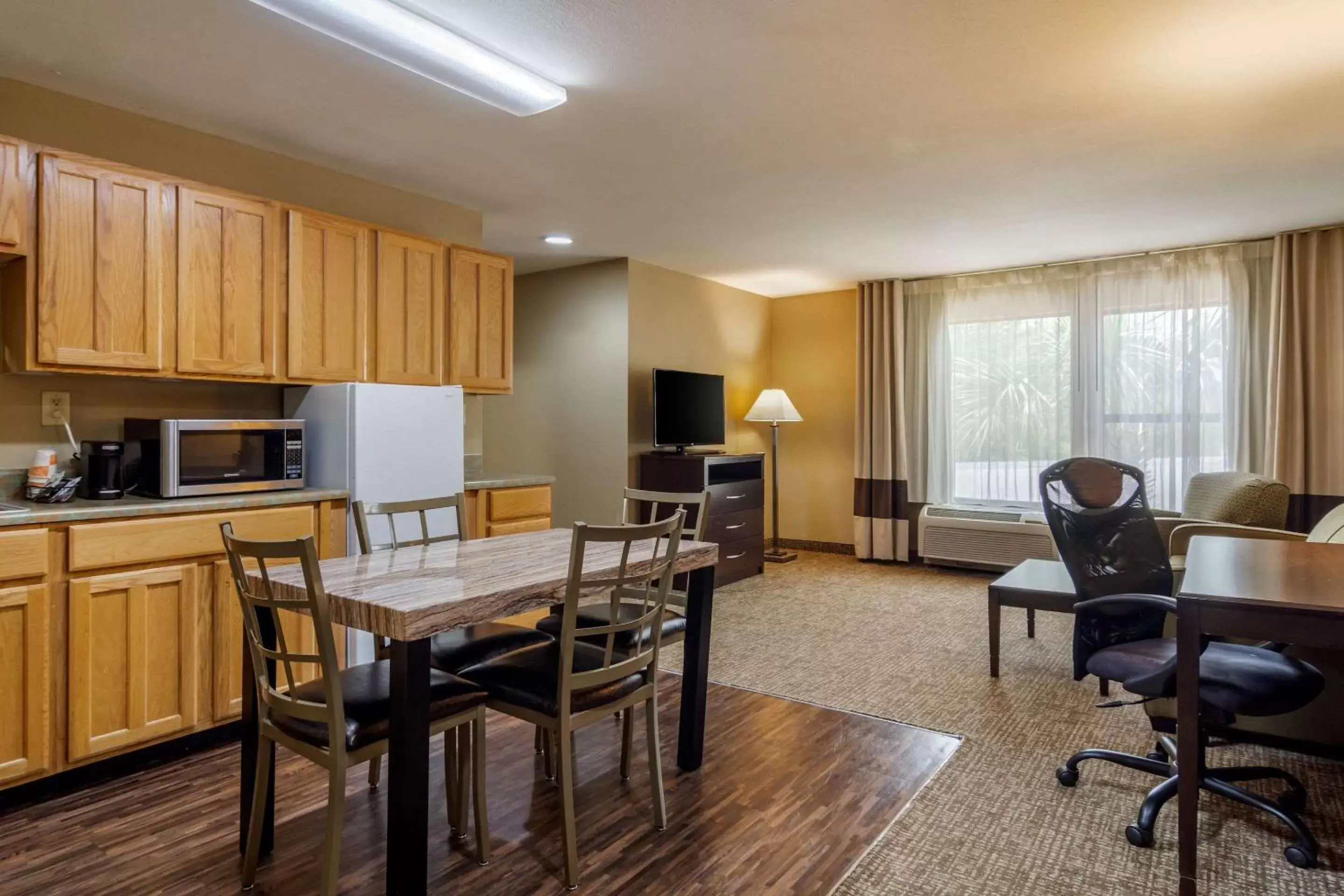 Photo of the whole room, Dining Area in Comfort Inn & Suites Perry National Fairgrounds Area