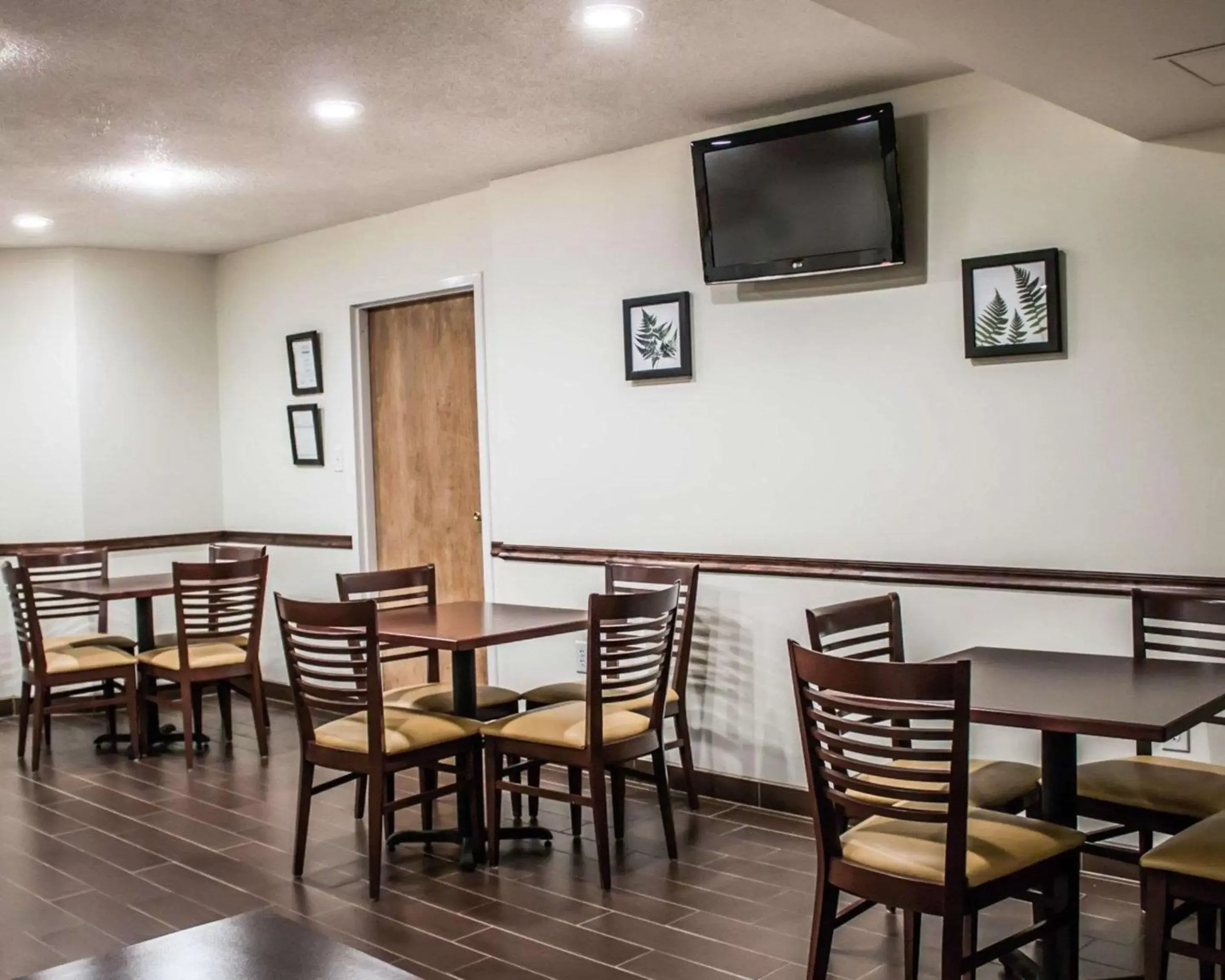 Restaurant/Places to Eat in Sleep Inn Summersville