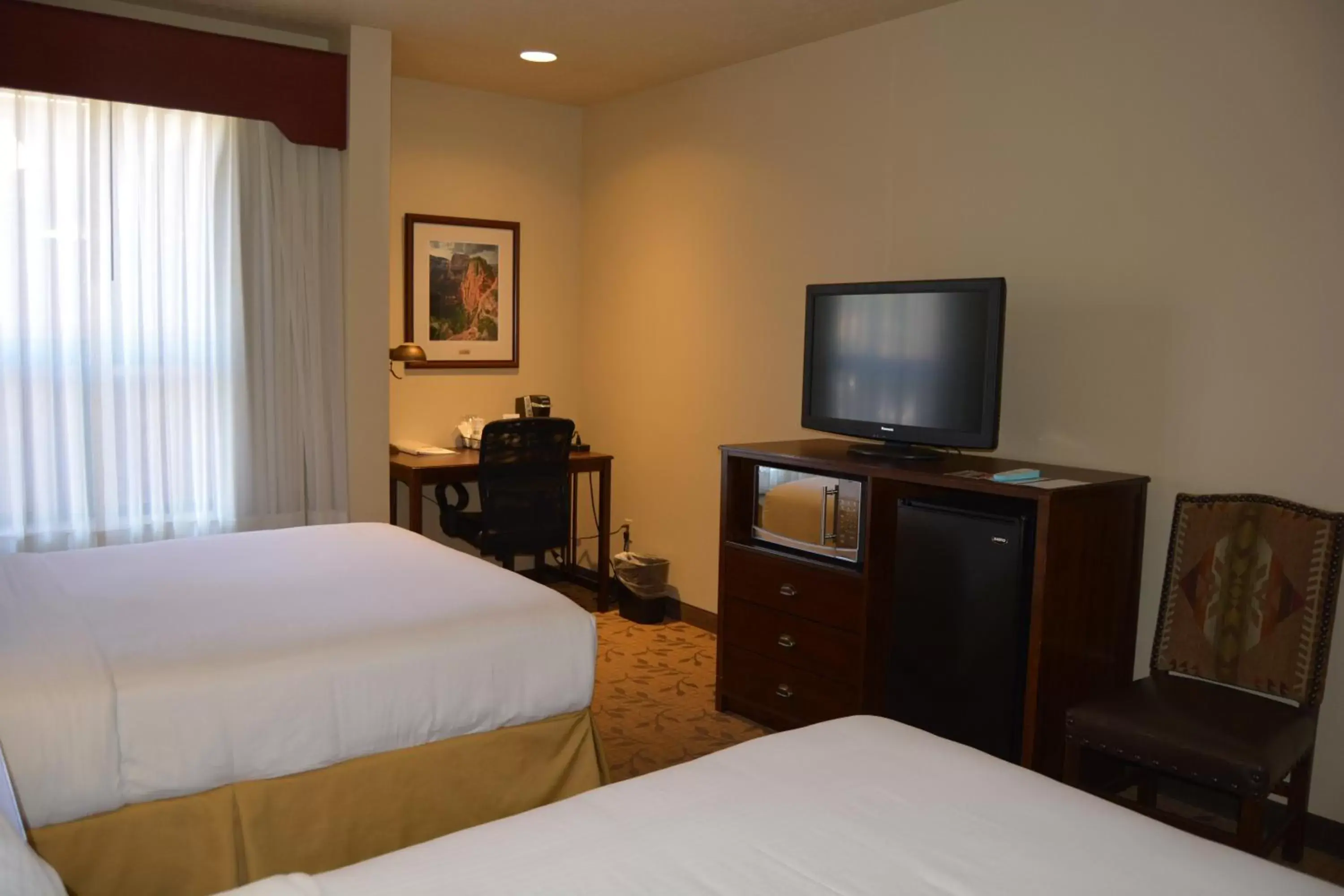 Photo of the whole room, TV/Entertainment Center in Holiday Inn Express Springdale - Zion National Park Area, an IHG Hotel