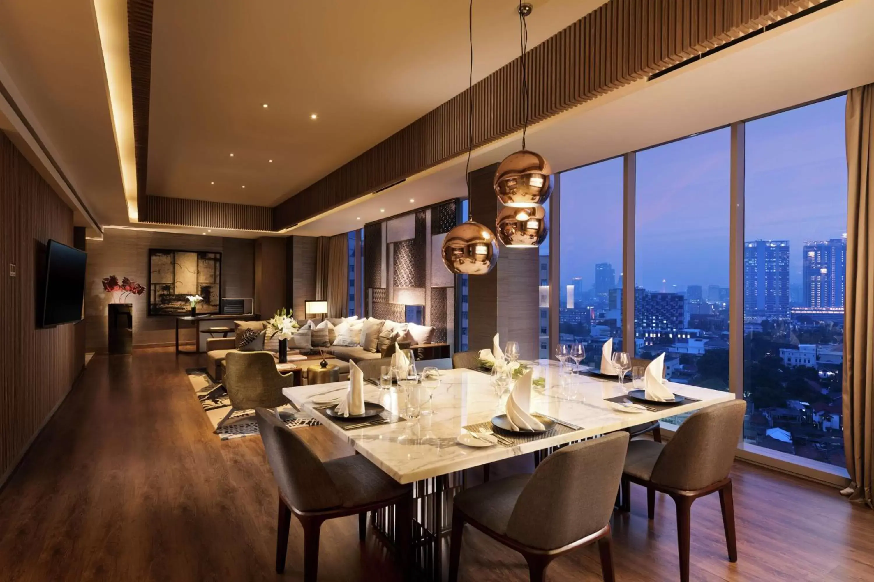 Living room, Restaurant/Places to Eat in DoubleTree by Hilton Jakarta - Diponegoro