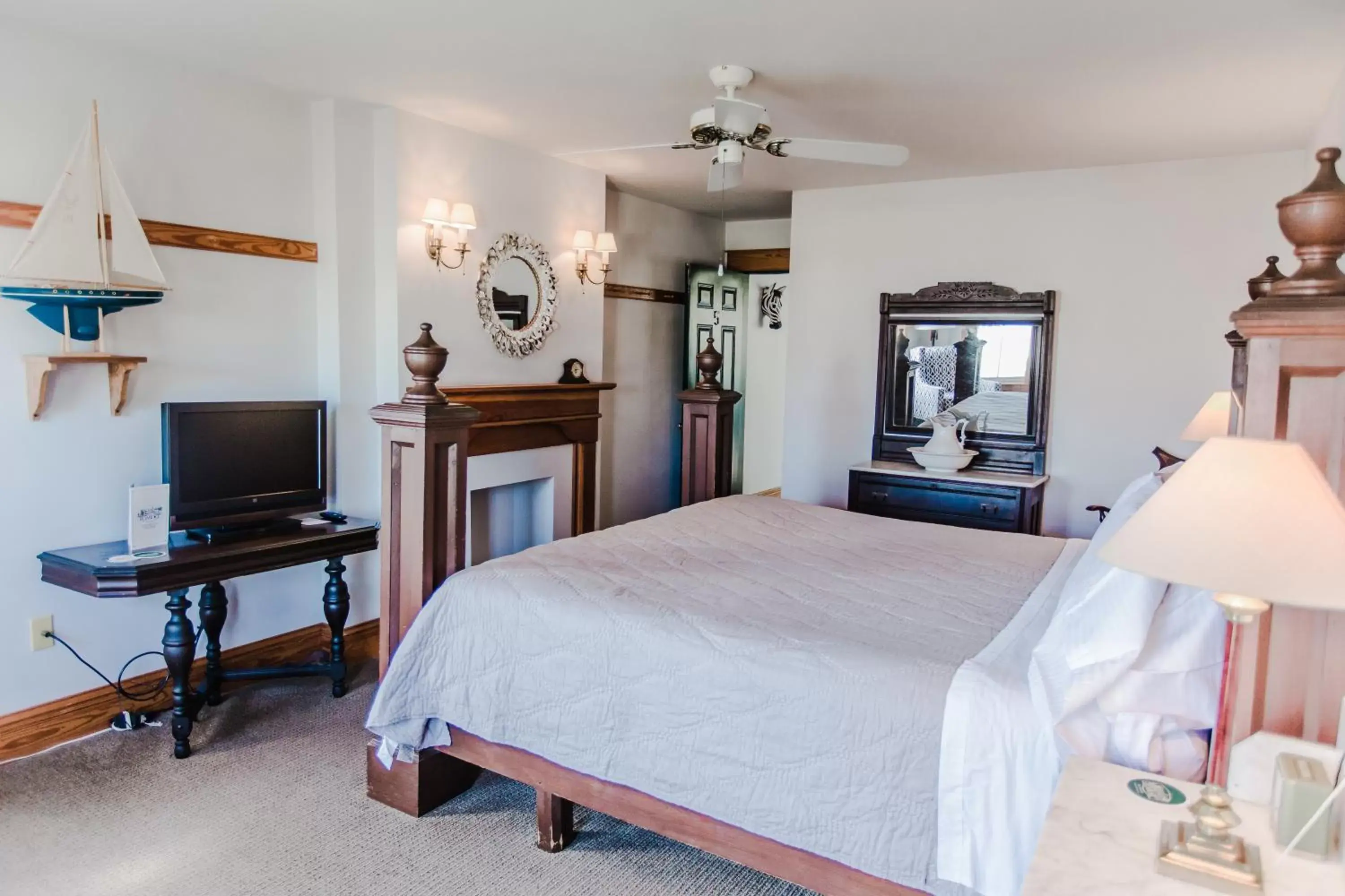 Superior King Room in Roanoke Island Inn