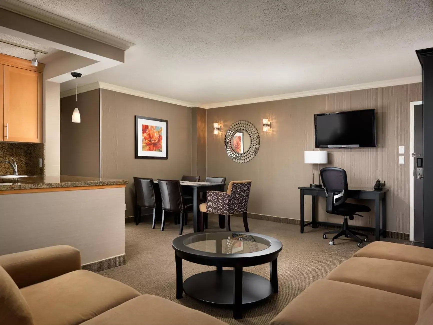 Photo of the whole room, Seating Area in Best Western PLUS Inner Harbour Hotel