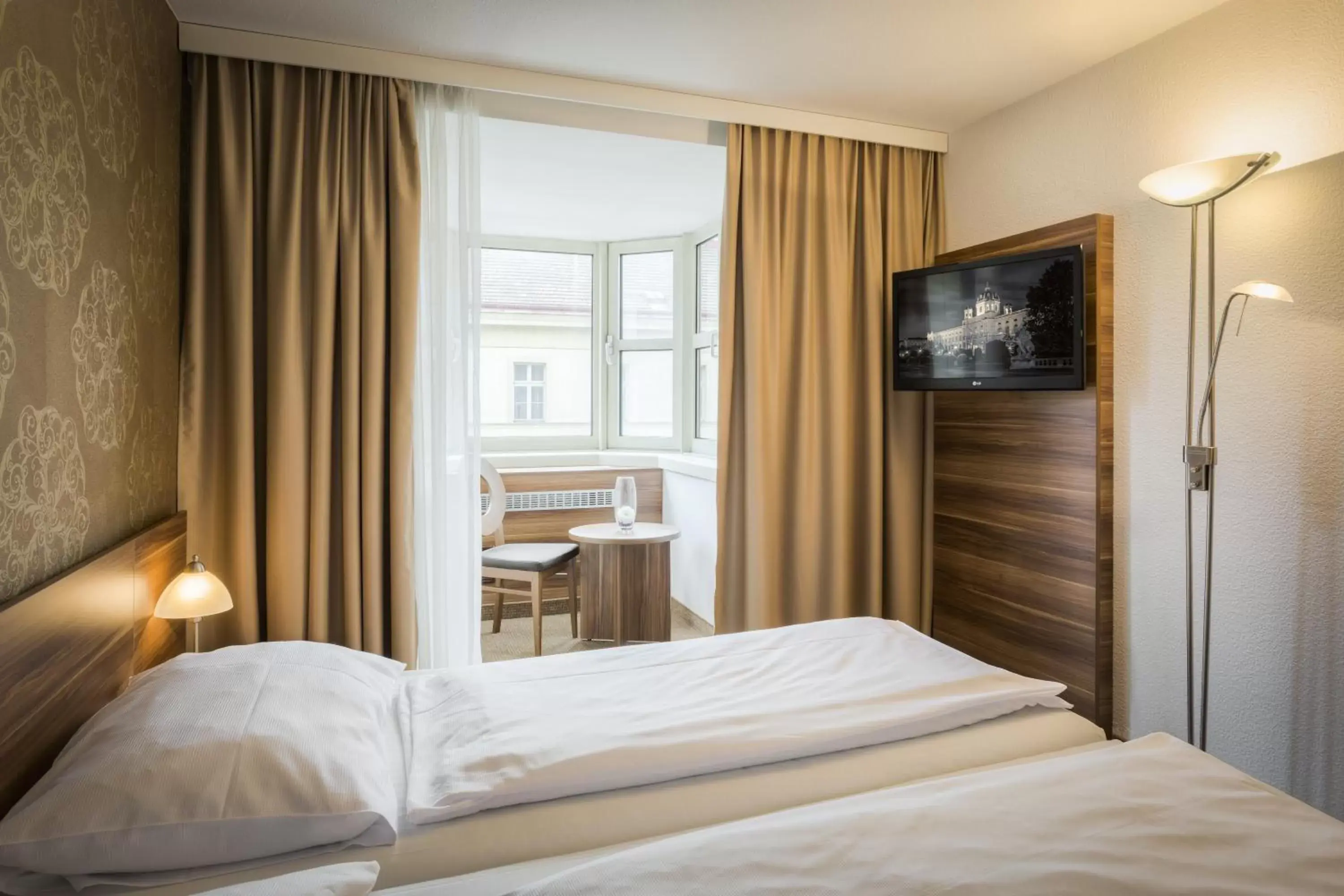 Bed in Hotel Enziana Wien
