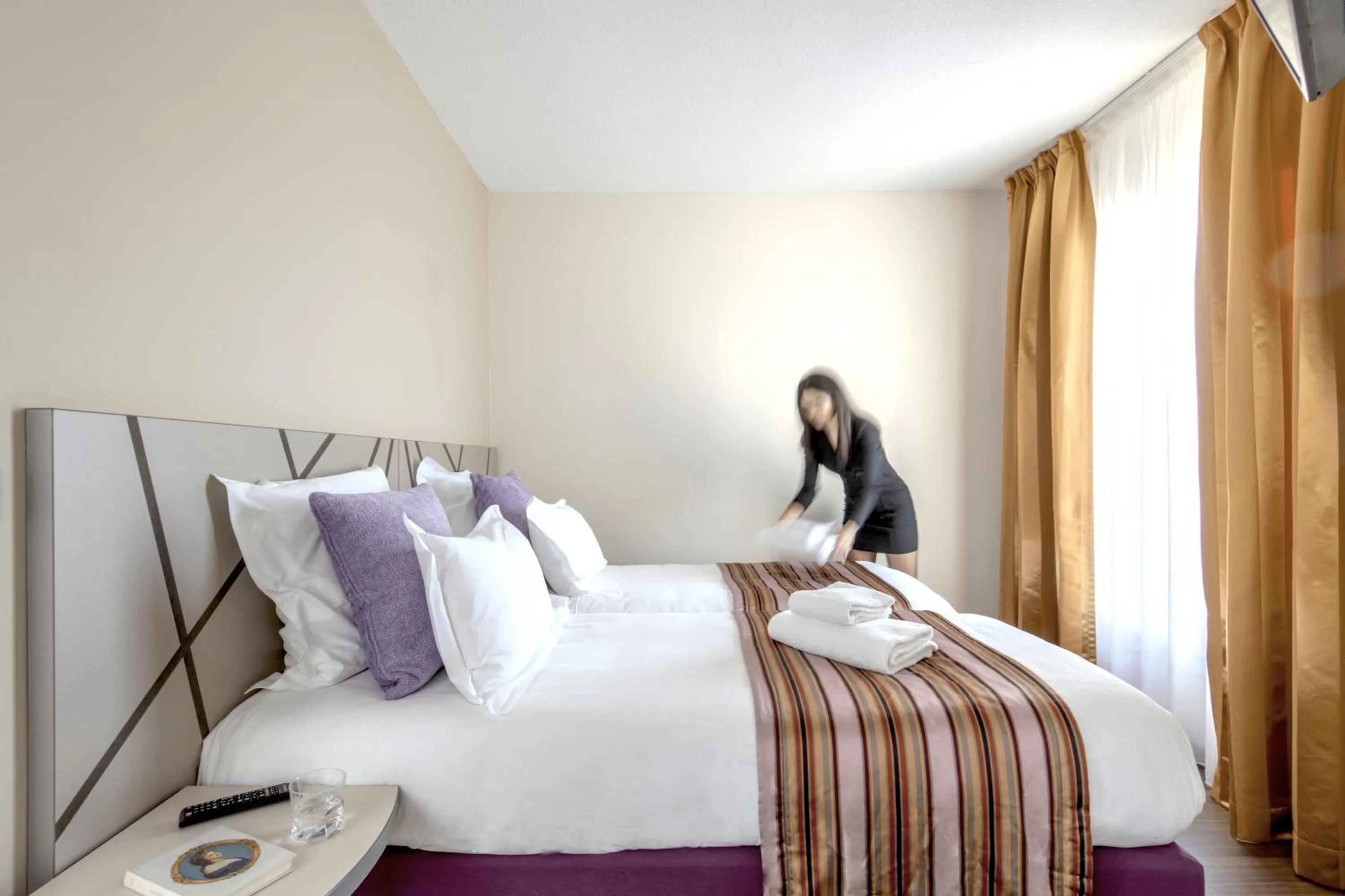 Bedroom, Bed in Hôtel Arles Plaza