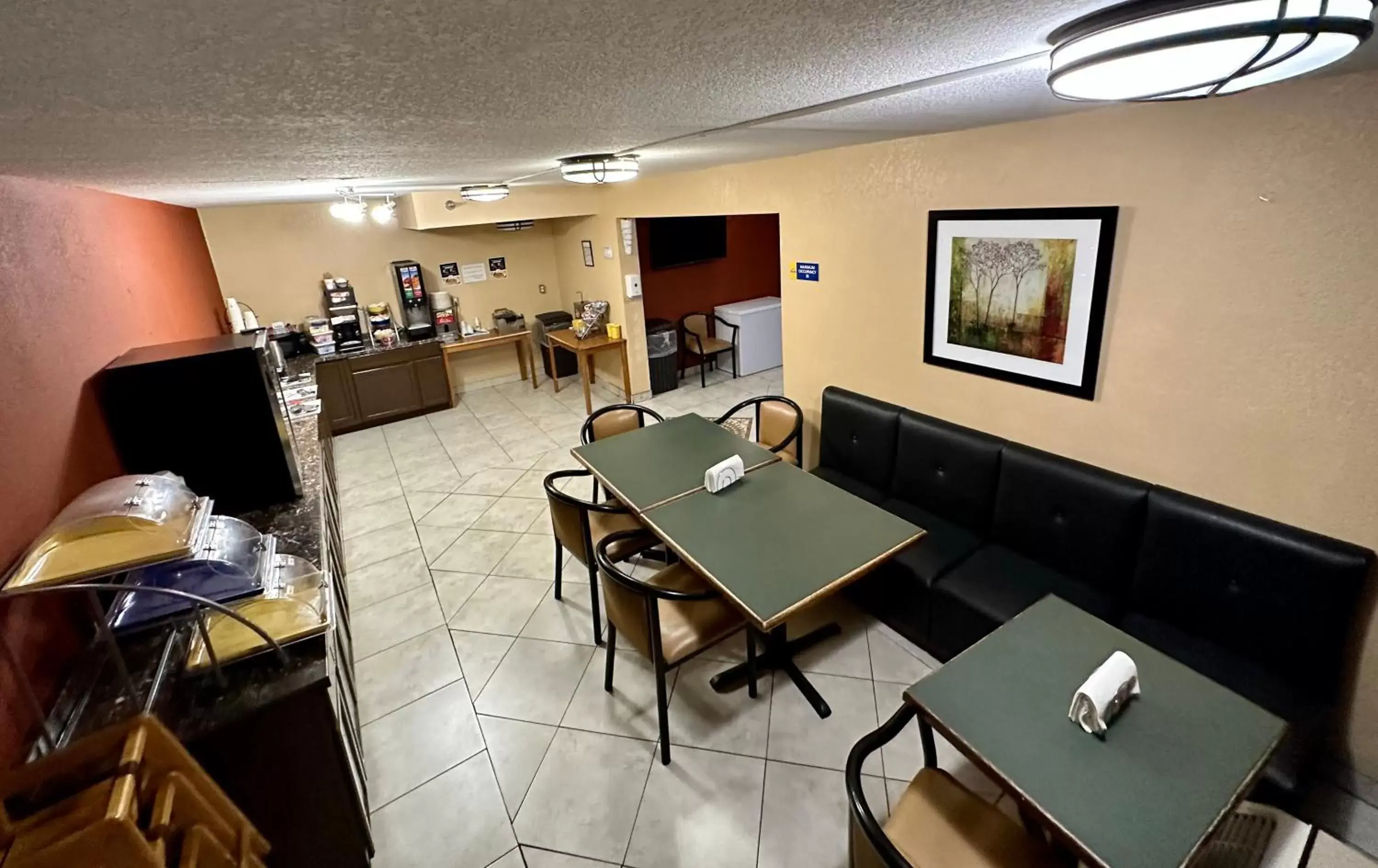 Seating area, Restaurant/Places to Eat in Days Inn & Suites by Wyndham Pigeon Forge