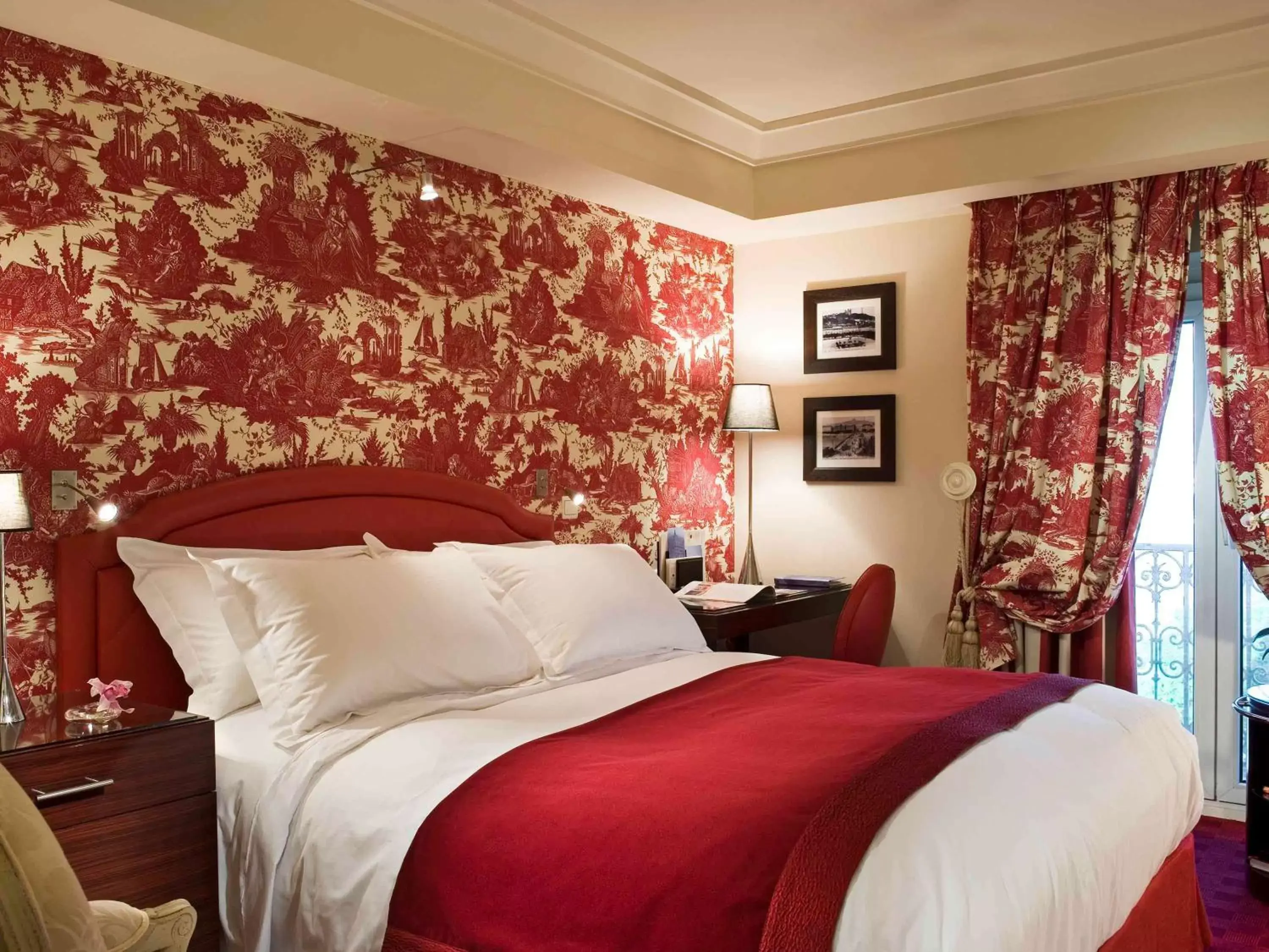 Photo of the whole room, Bed in Hotel Le Royal Lyon - MGallery