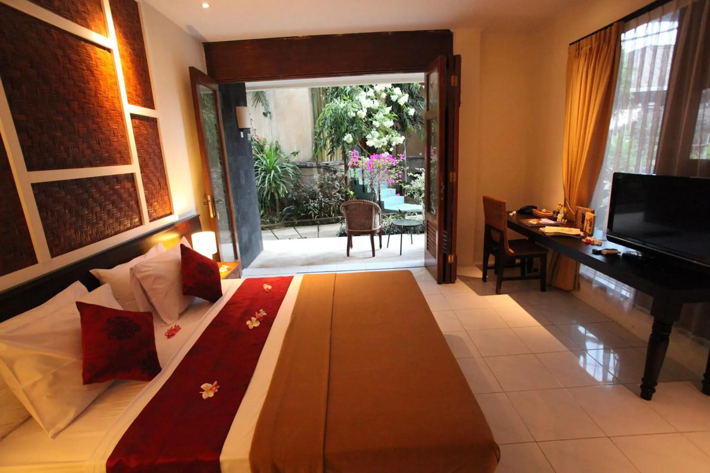 Bed, TV/Entertainment Center in Sanur Seaview Hotel