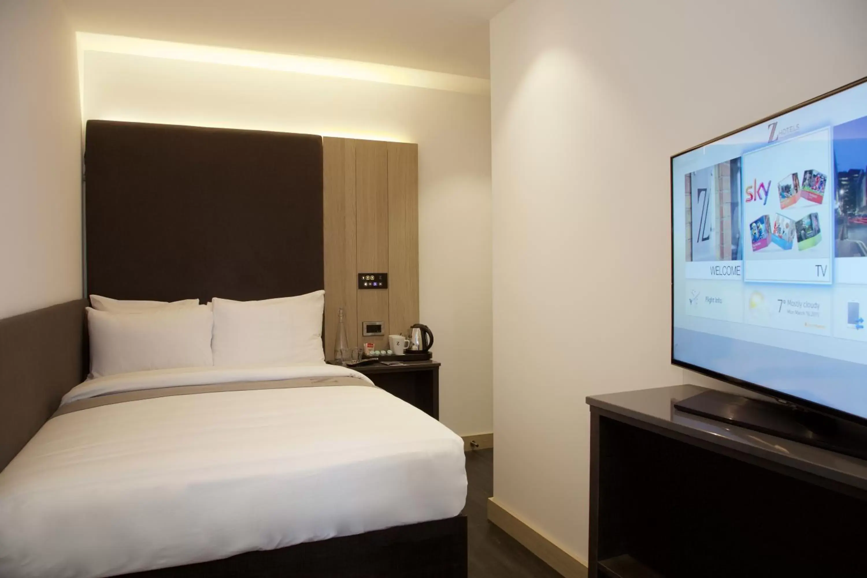 Bedroom, TV/Entertainment Center in The Z Hotel City