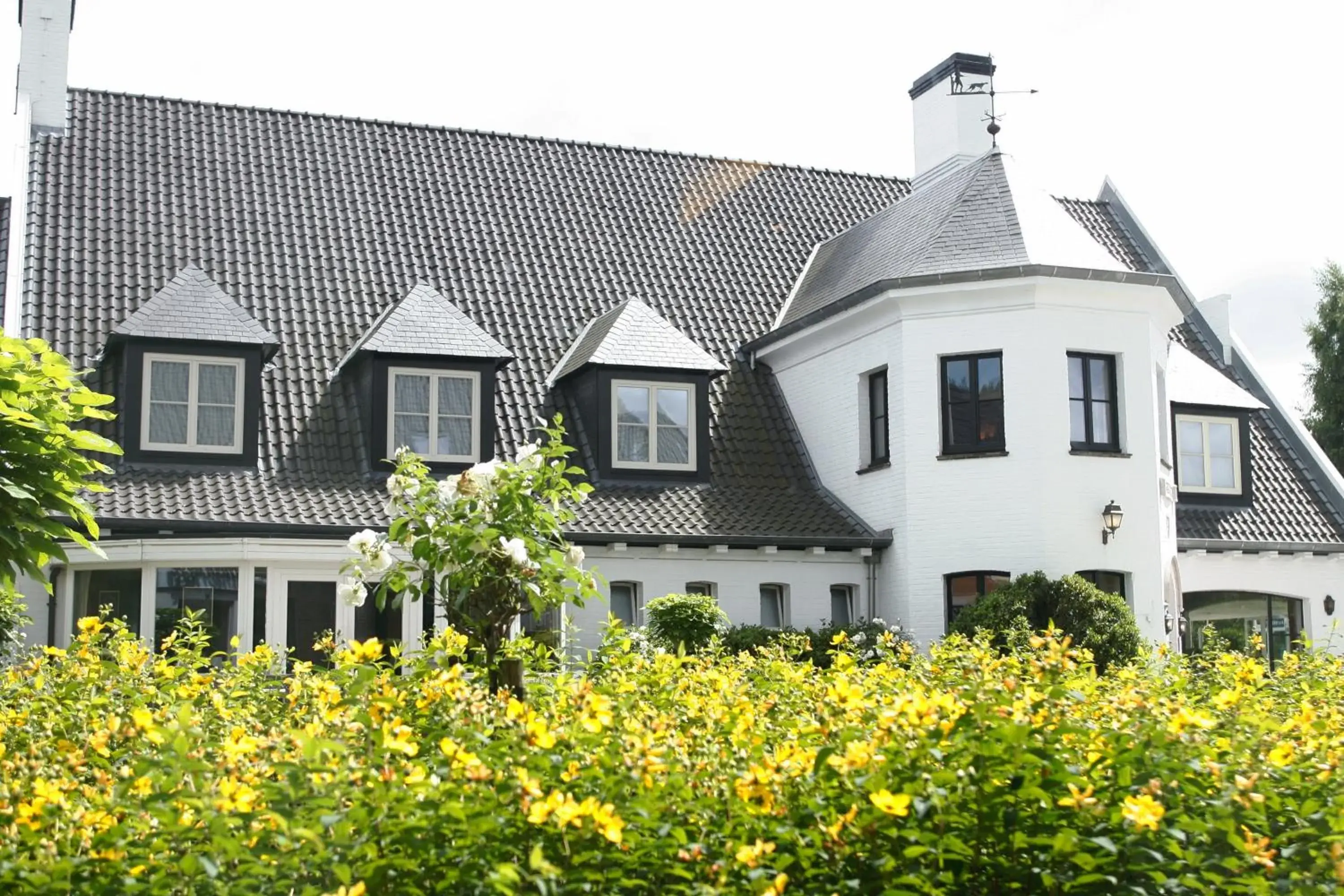 Facade/entrance, Property Building in Hotel Restaurant Weinebrugge