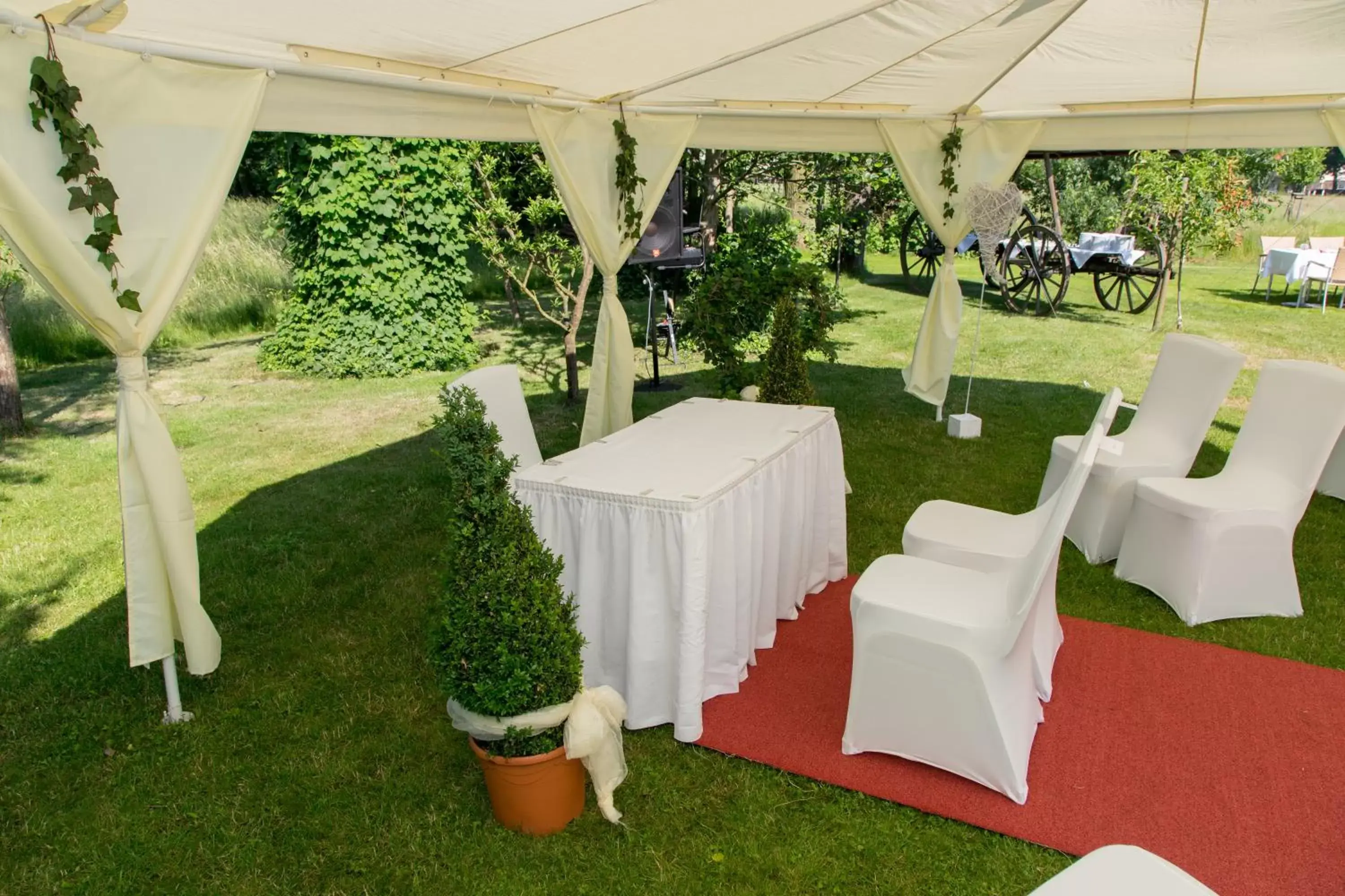 Day, Banquet Facilities in Kur und Wellnesshaus Spreebalance, The Originals Relais (Relais du Silence)