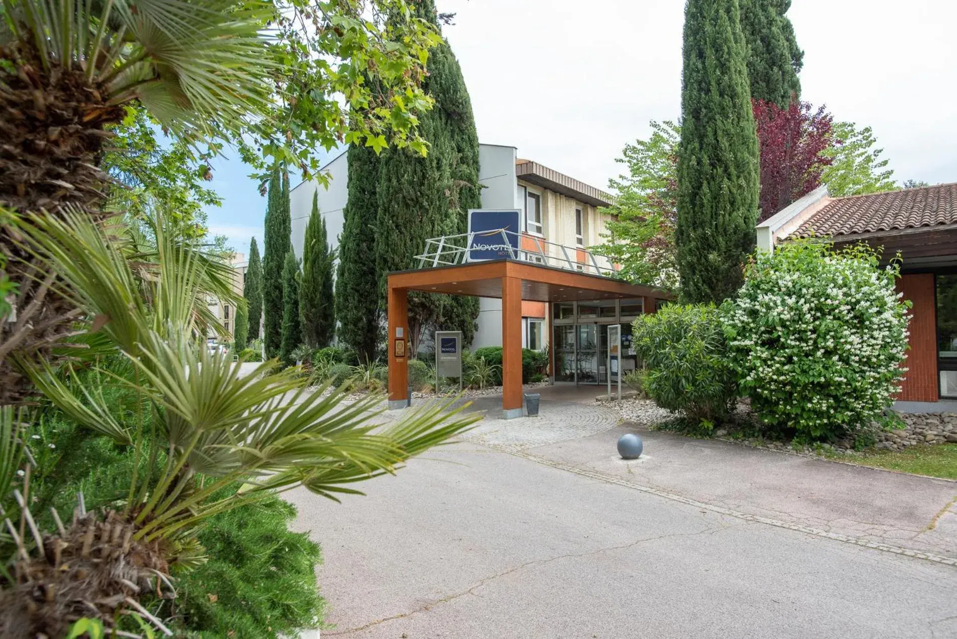 Facade/entrance, Property Building in Novotel Aix-en-Provence Beaumanoir