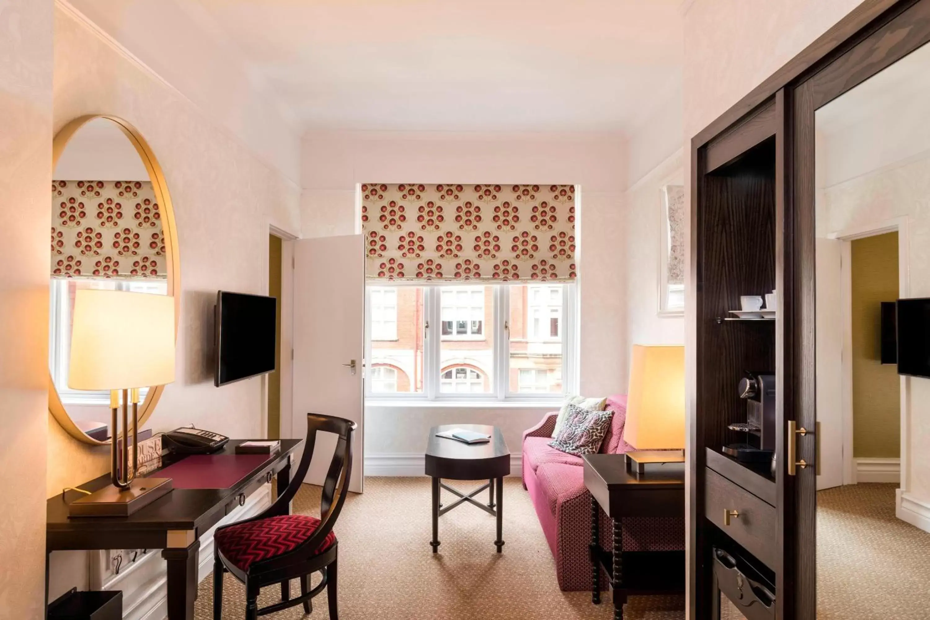 Lounge or bar, TV/Entertainment Center in St. Ermin's Hotel, Autograph Collection
