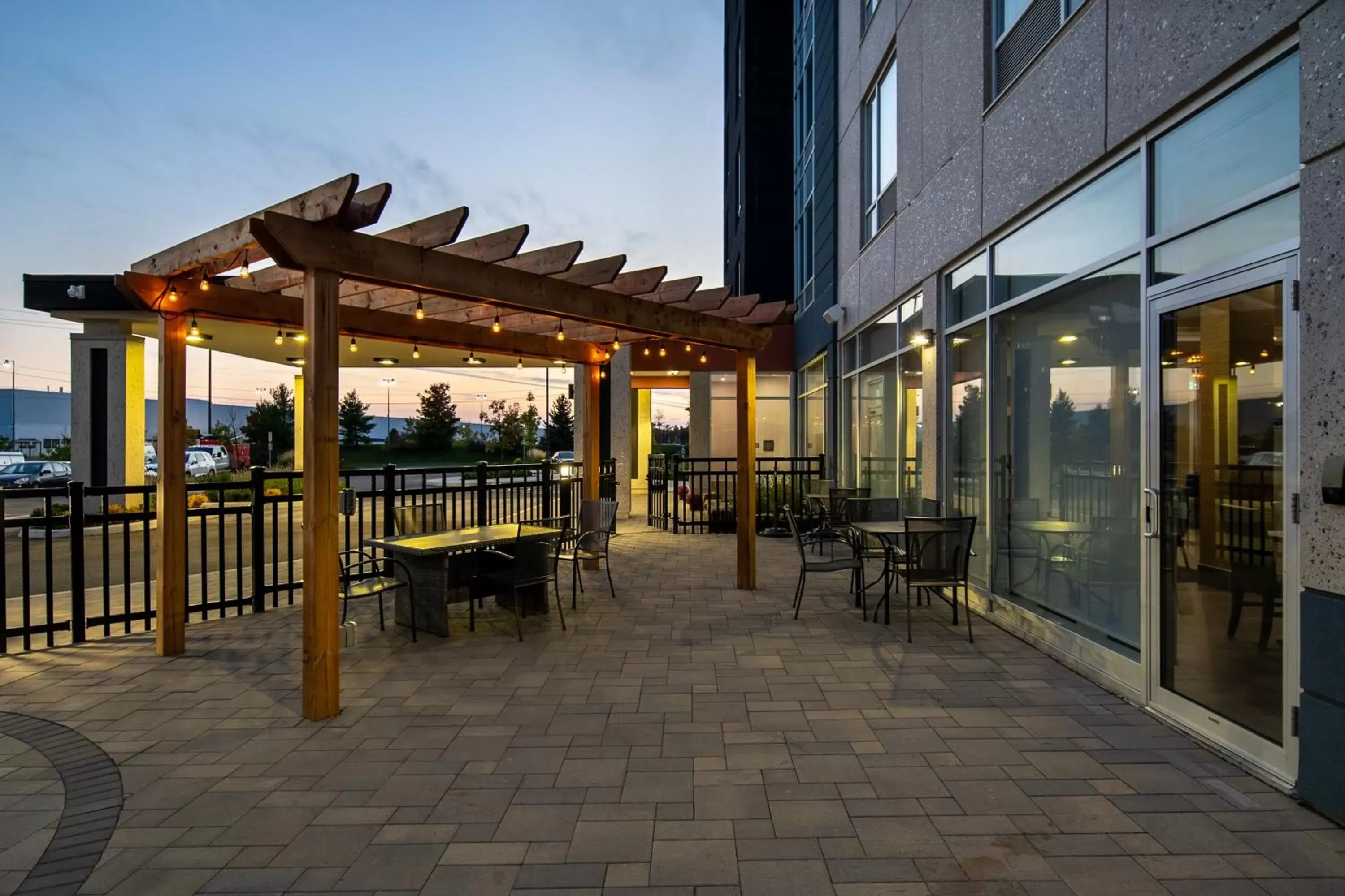 Patio, Restaurant/Places to Eat in TownePlace Suites by Marriott Brantford and Conference Centre