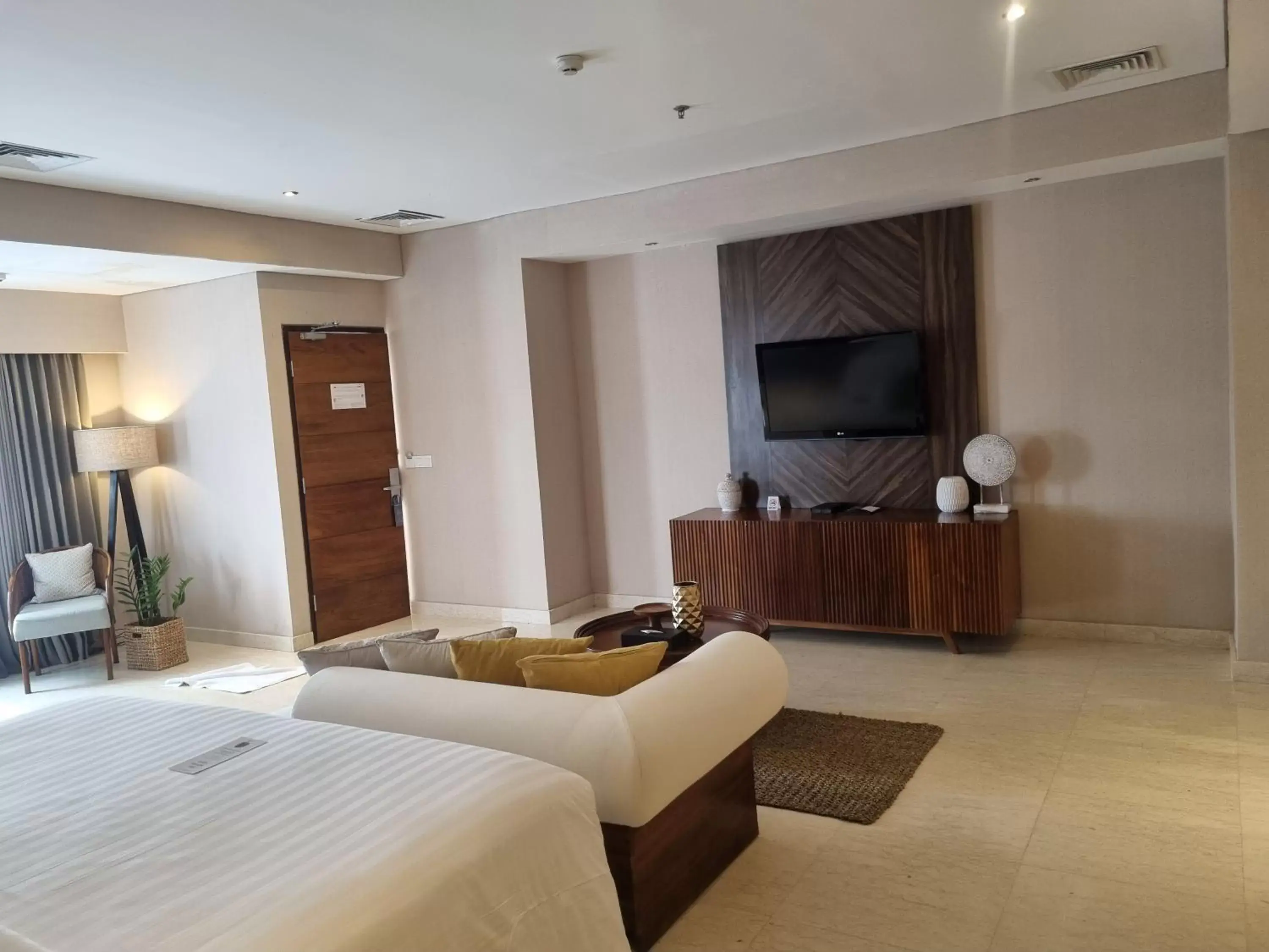 Bedroom, TV/Entertainment Center in Crystalkuta Hotel - Bali