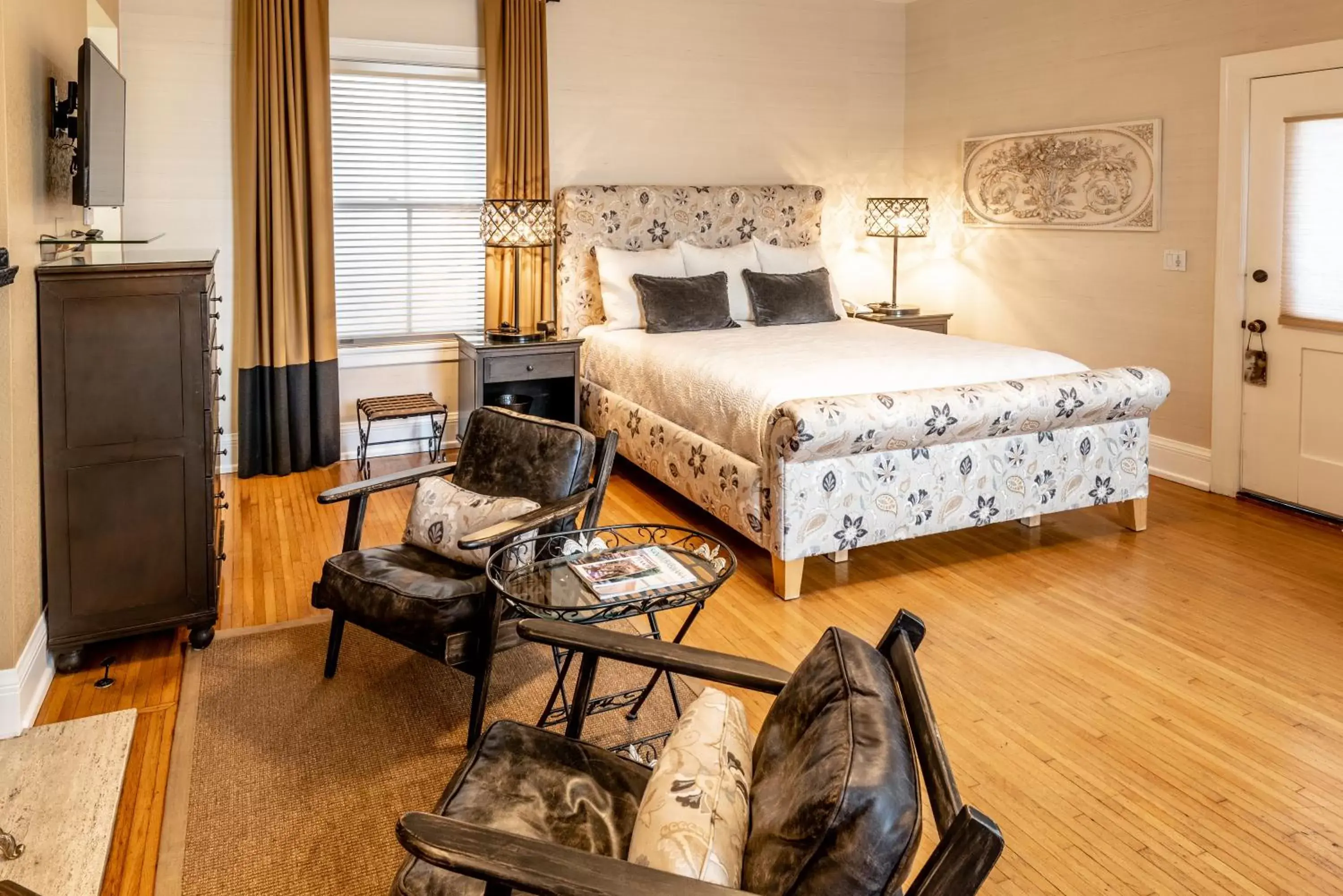 Photo of the whole room, Bed in Harbor House Inn Photo of the whole room, Bed in Harbor House Inn