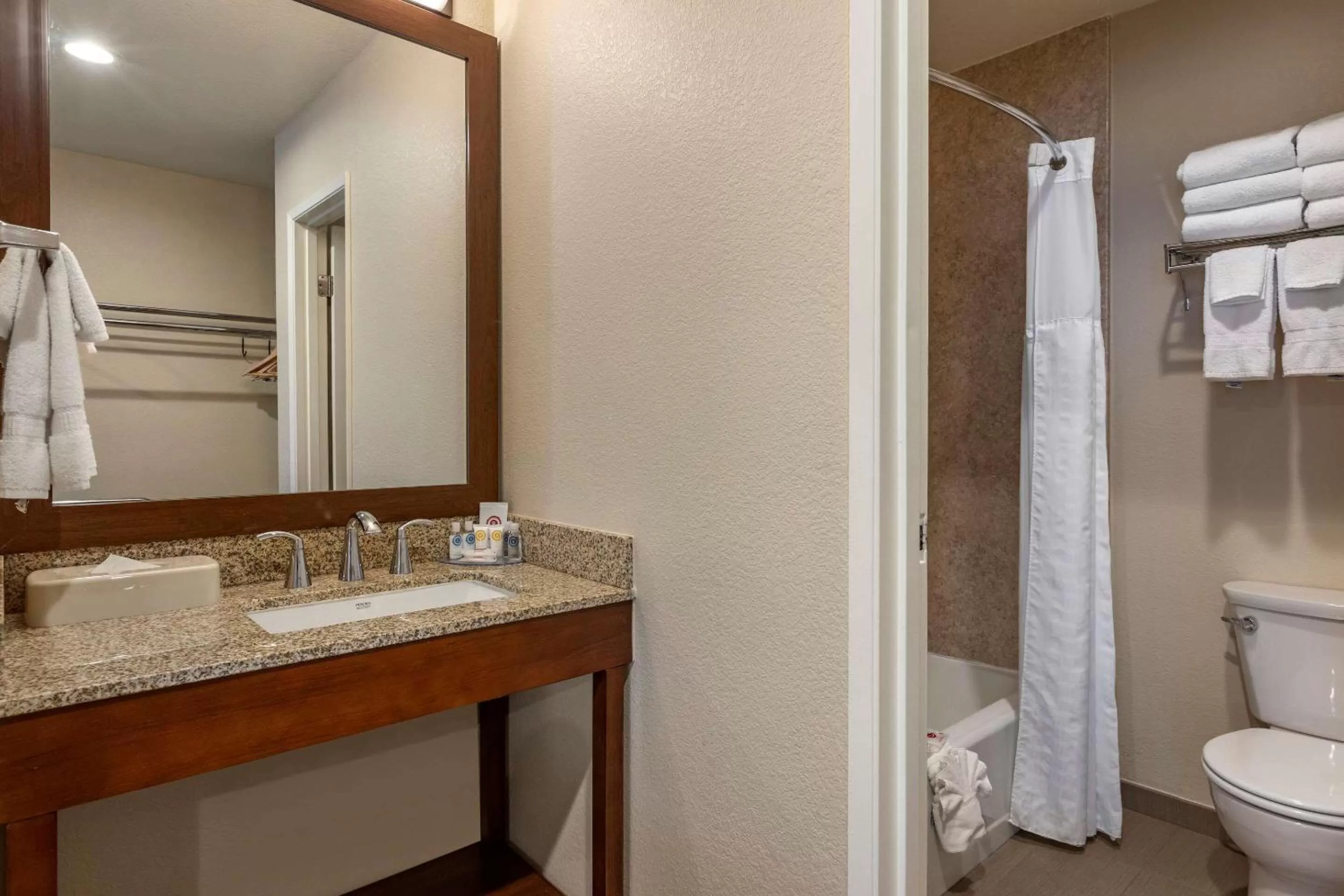 Photo of the whole room in Comfort Inn Bishop