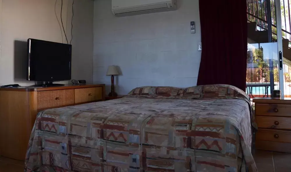 Photo of the whole room, Bed in Tweed River Motel
