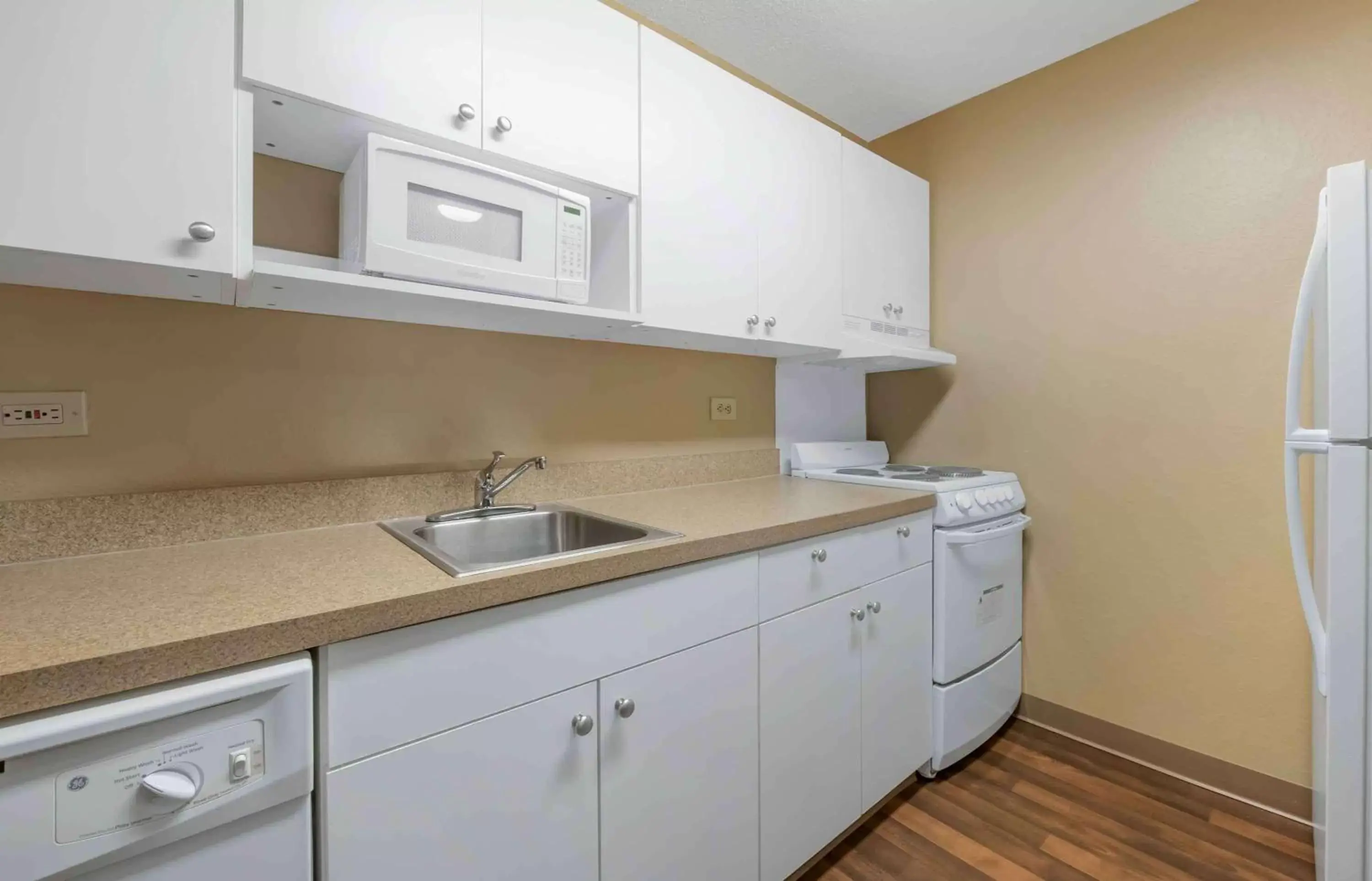 Bedroom, Kitchen/Kitchenette in Extended Stay America Suites - West Palm Beach - Northpoint Corporate Park