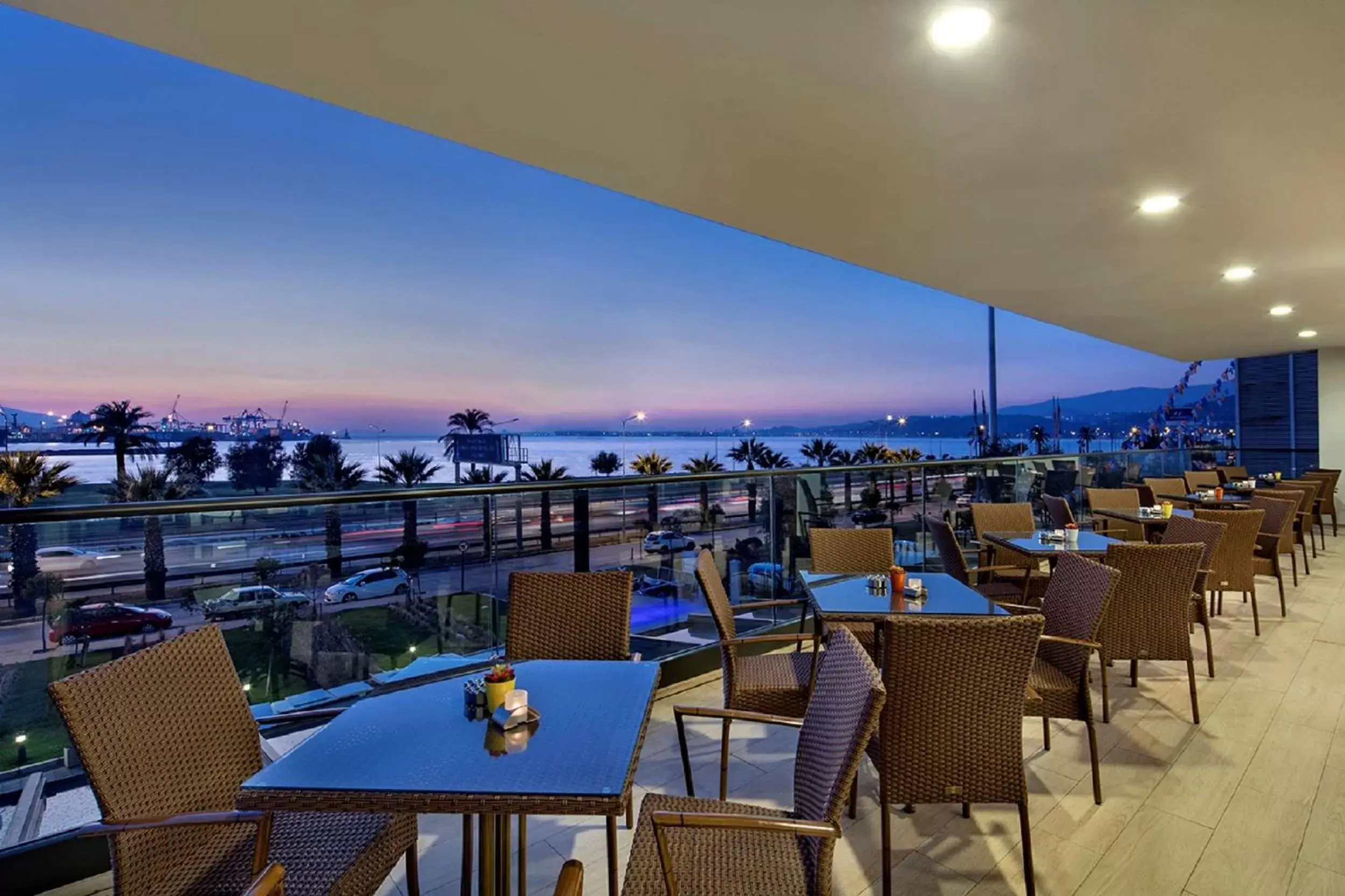 Lounge or bar, Restaurant/Places to Eat in Hilton Garden Inn Izmir Bayrakli