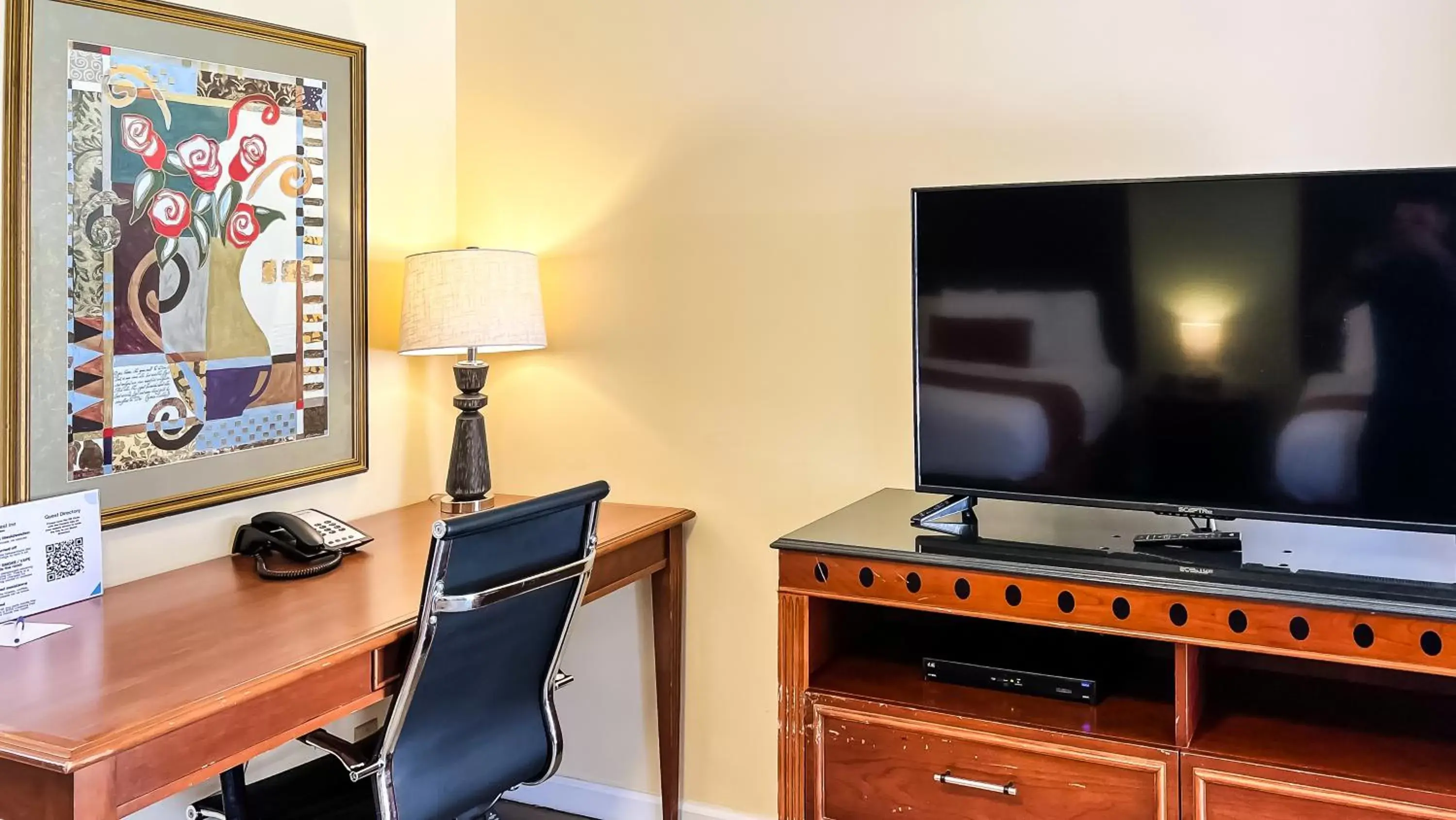 View (from property/room), TV/Entertainment Center in The Old West Inn