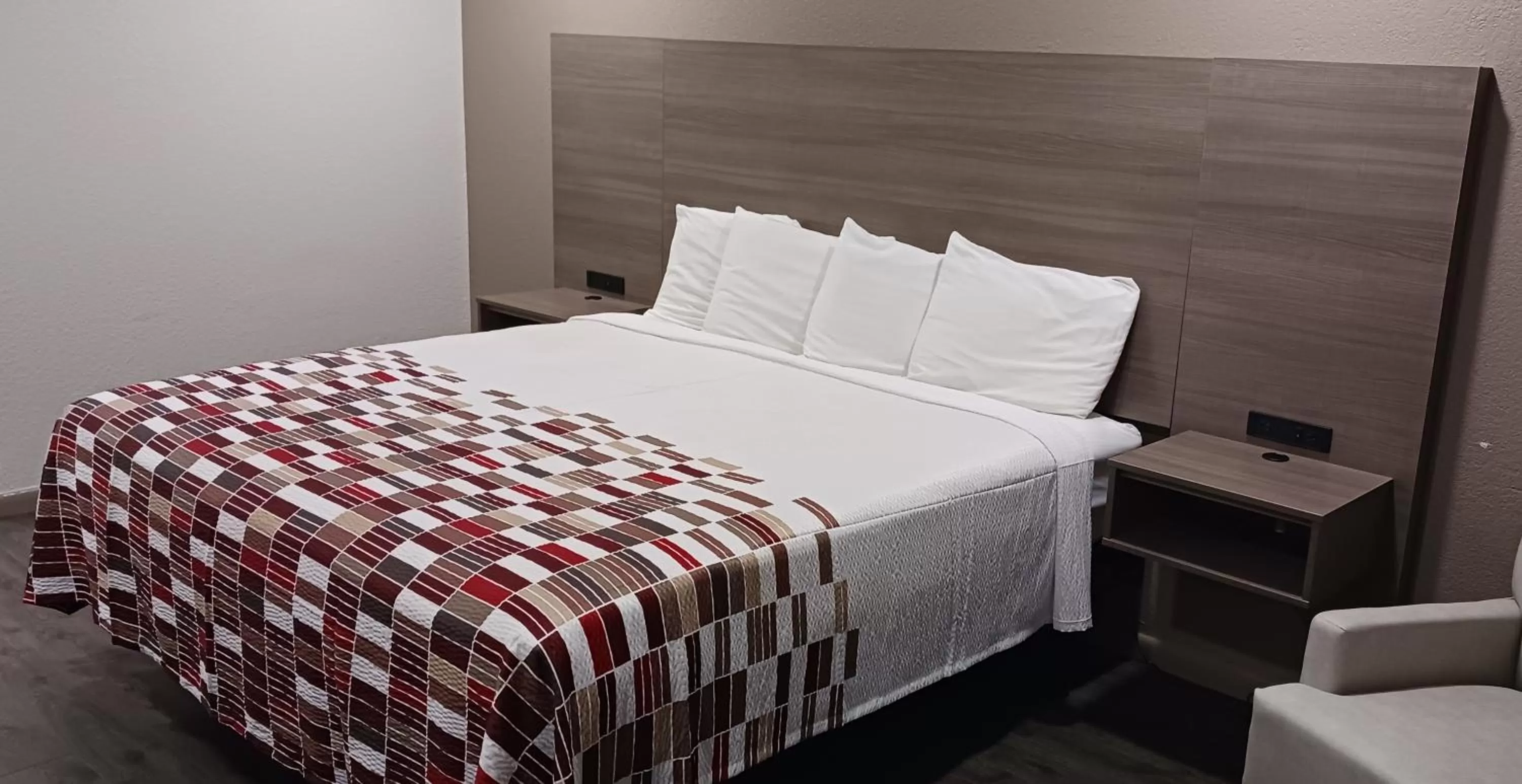 King Room Disability Access/Roll-In Shower Non-Smoking  in Red Roof Inn Nacogdoches