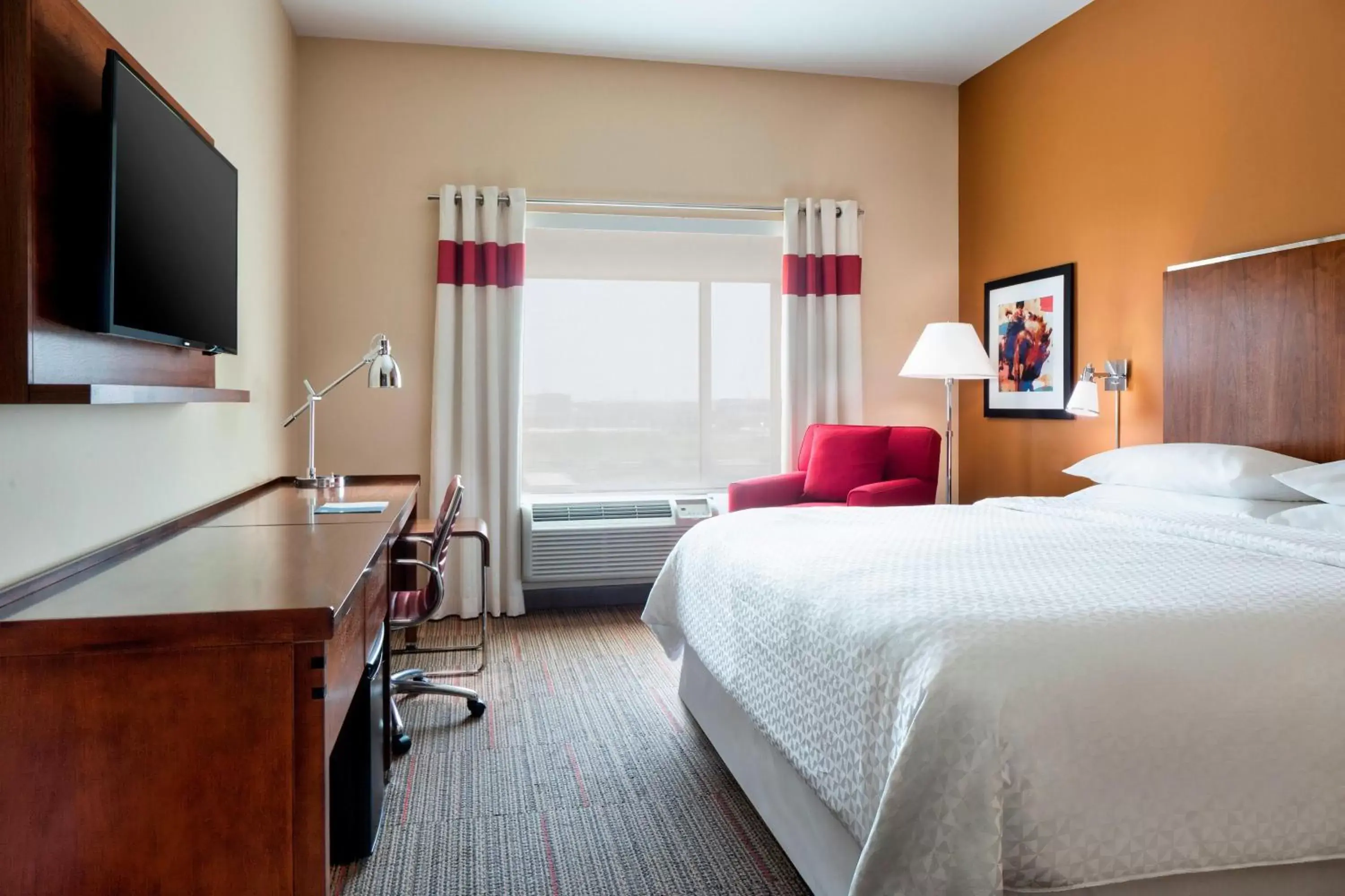Photo of the whole room, Bed in Four Points by Sheraton Dallas Fort Worth Airport North