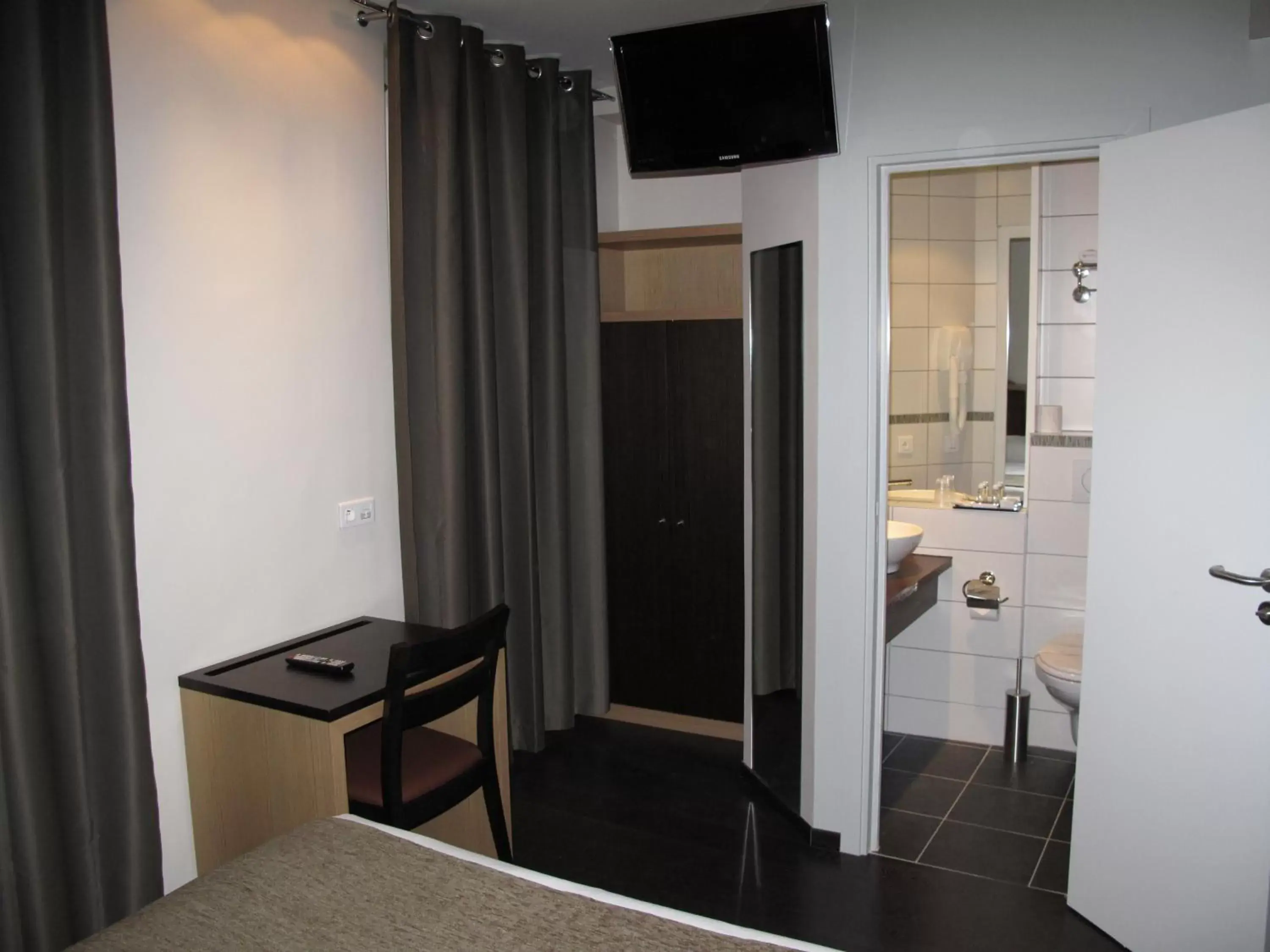 Bathroom, TV/Entertainment Center in Source Hôtel