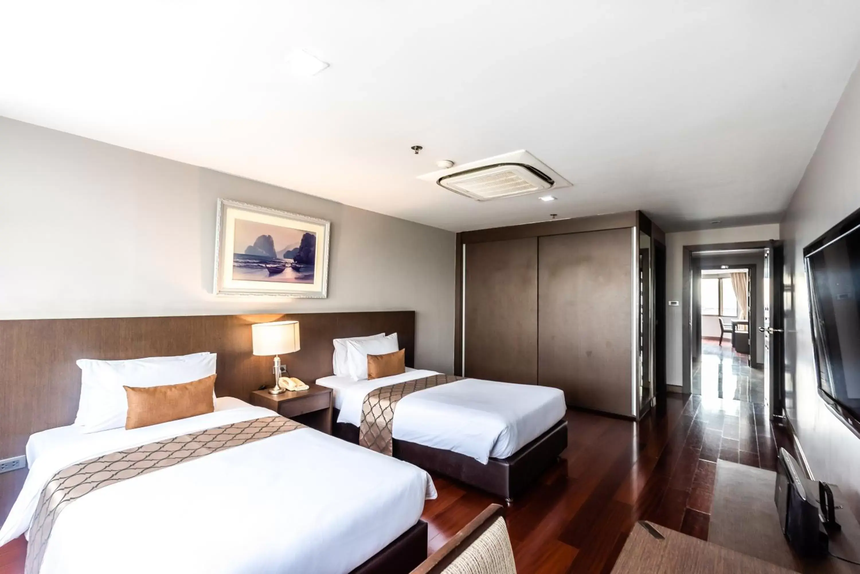 TV and multimedia, Bed in Royal Suite Hotel Bangkok