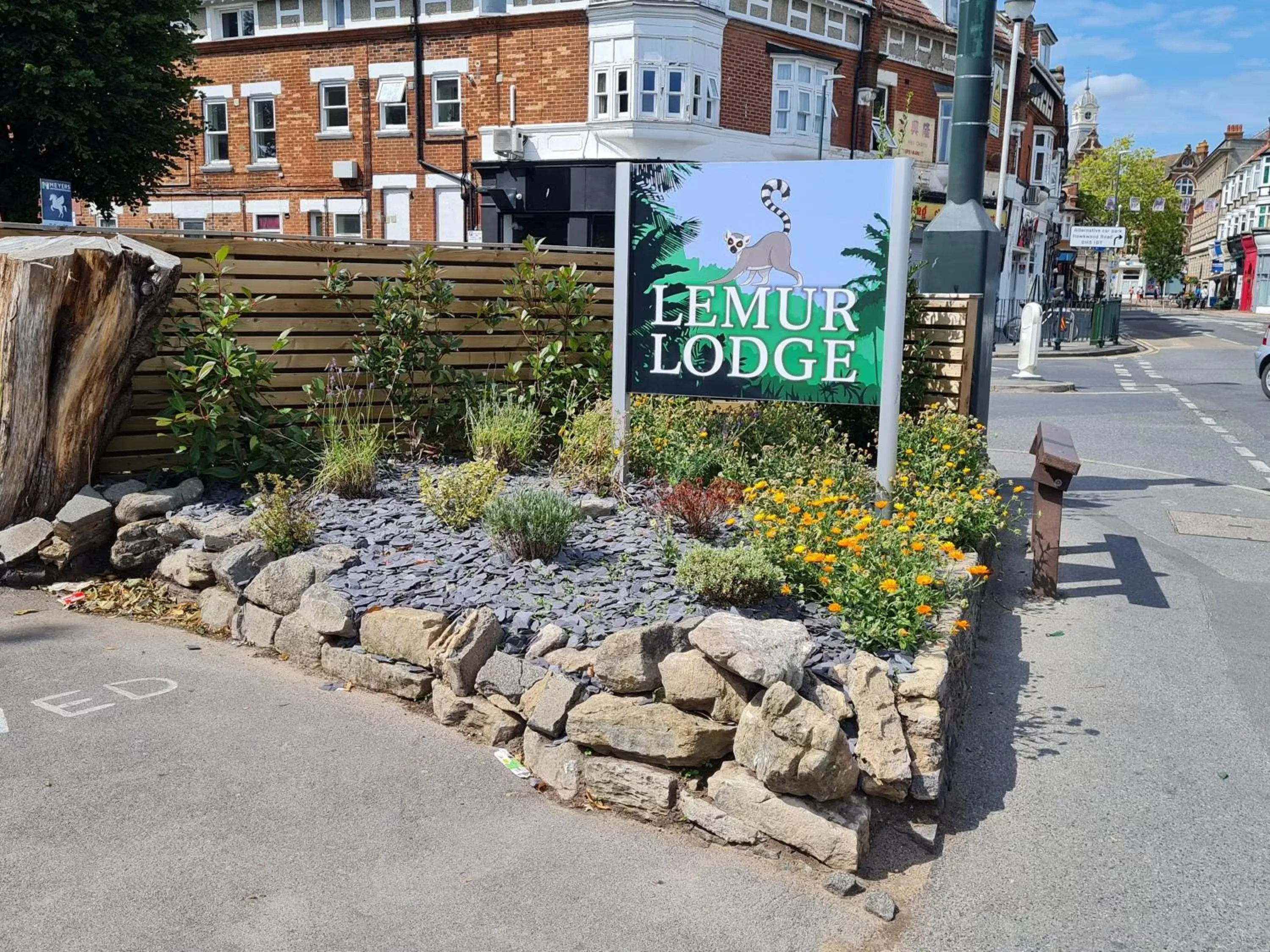 Property Logo/Sign in Lemur Lodge