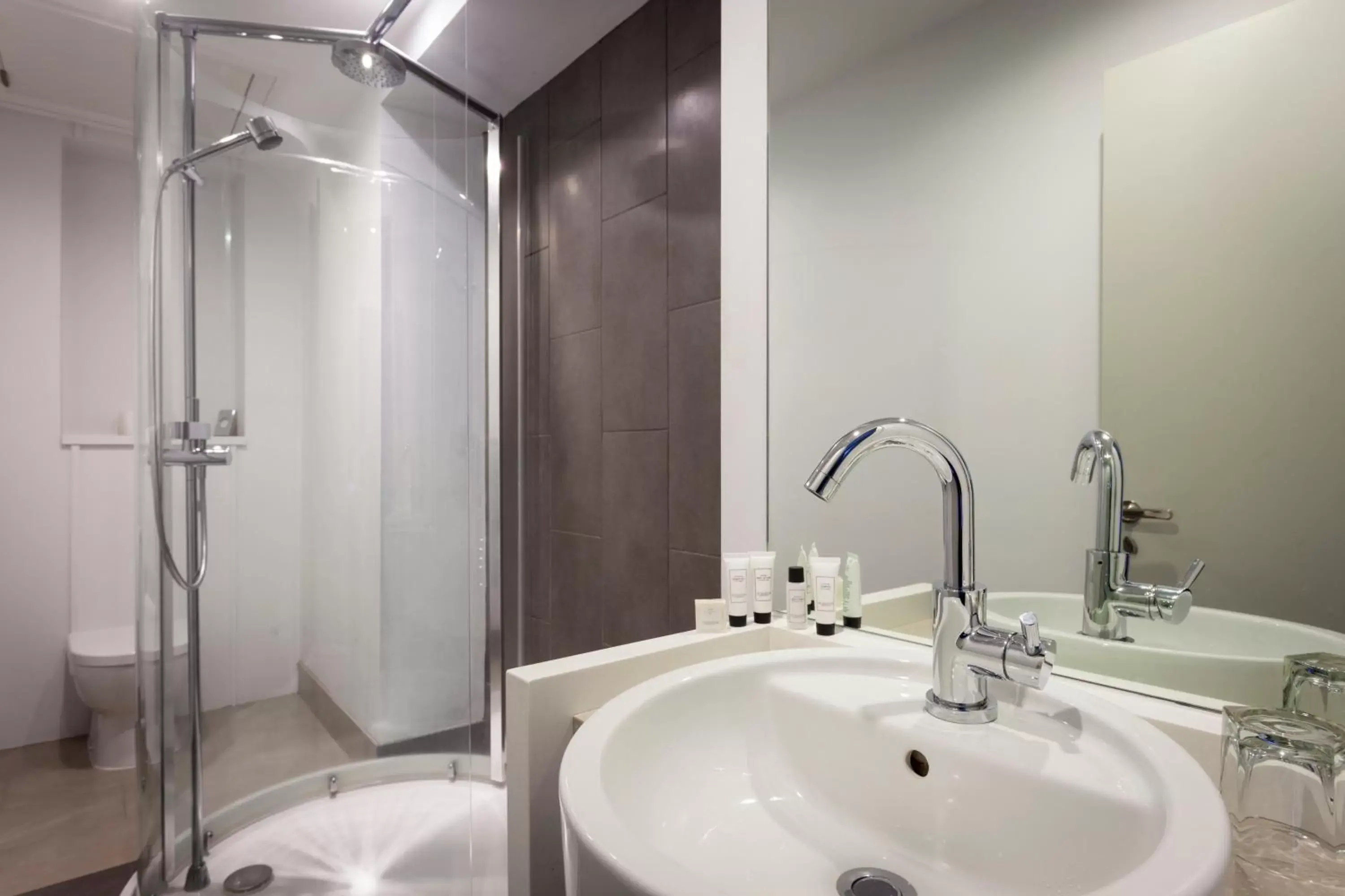 Bathroom in The Cornwall Hotel Spa & Lodges