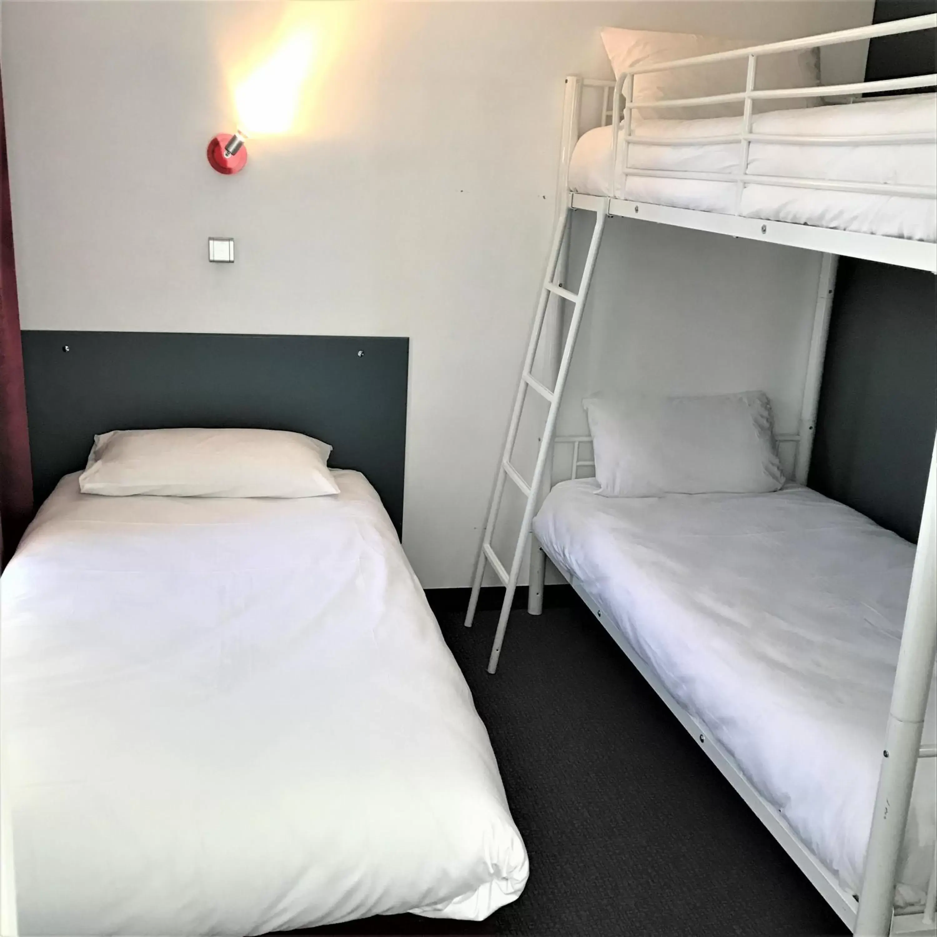 Bed, Bunk Bed in HALT HOTEL - Choisissez l'Hôtellerie Indépendante