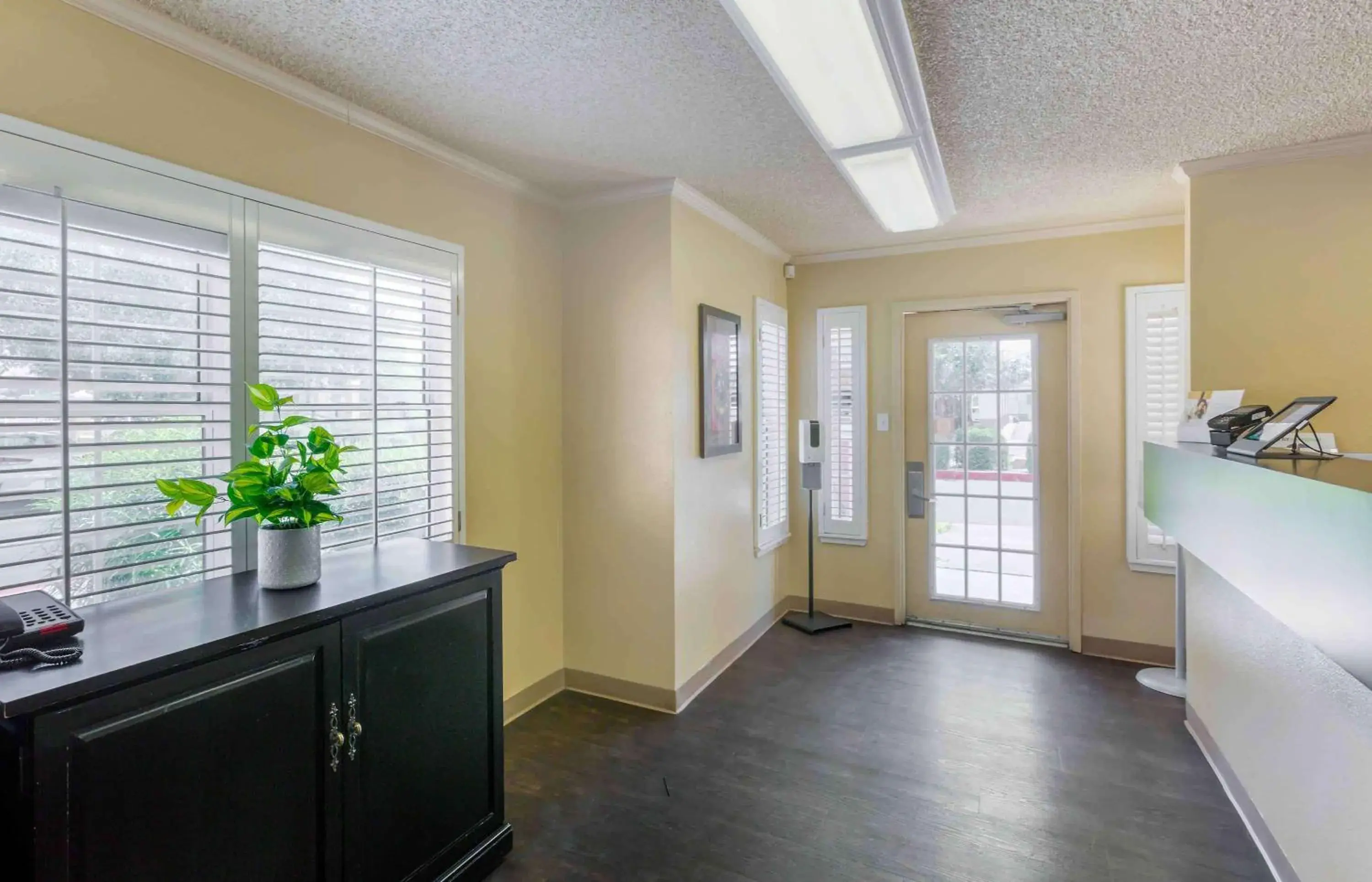 Lobby or reception in Extended Stay America Suites - Phoenix - Scottsdale - Old Town Lobby or reception in Extended Stay America Suites - Phoenix - Scottsdale - Old Town