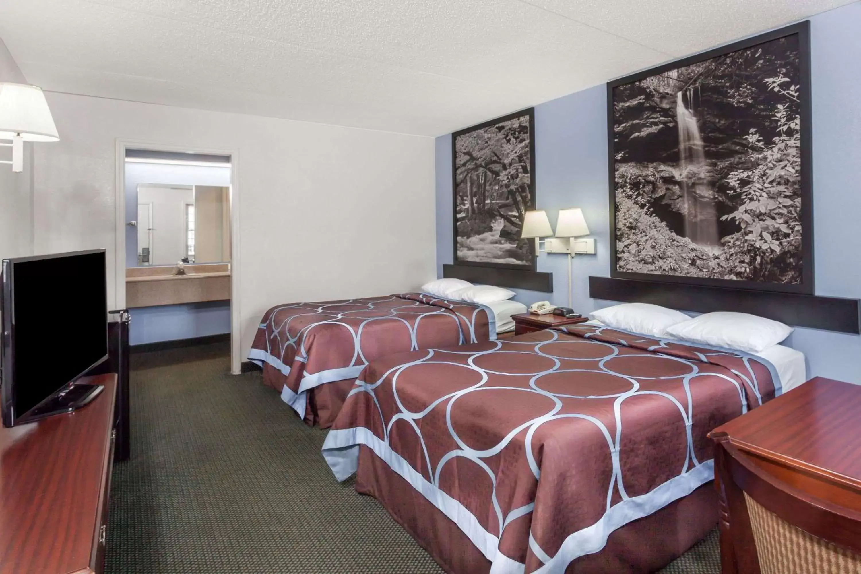 Photo of the whole room, Bed in Super 8 by Wyndham Kingston