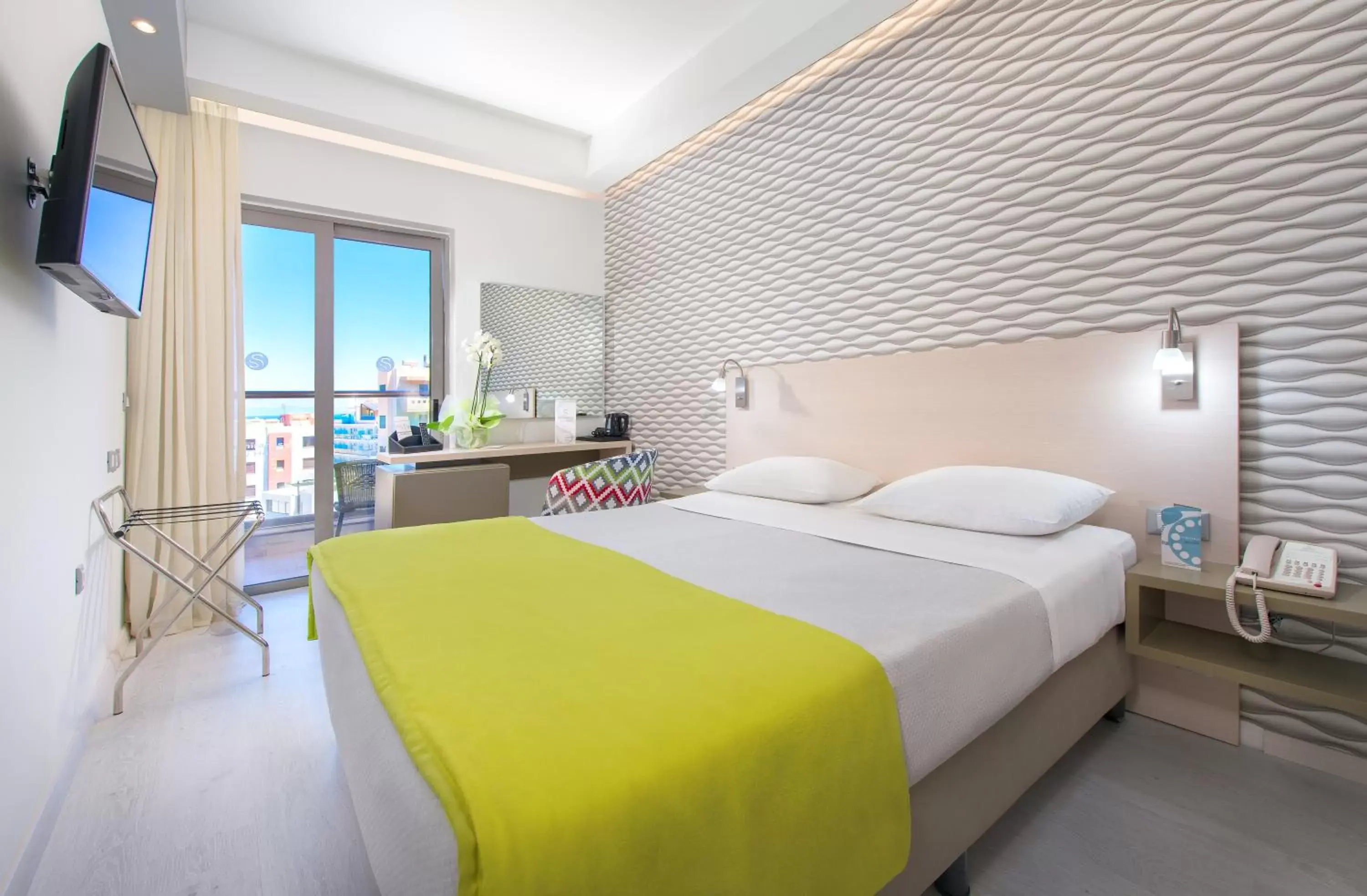 Standard Room with Side Sea View in Semiramis City Hotel Standard Room with Side Sea View in Semiramis City Hotel