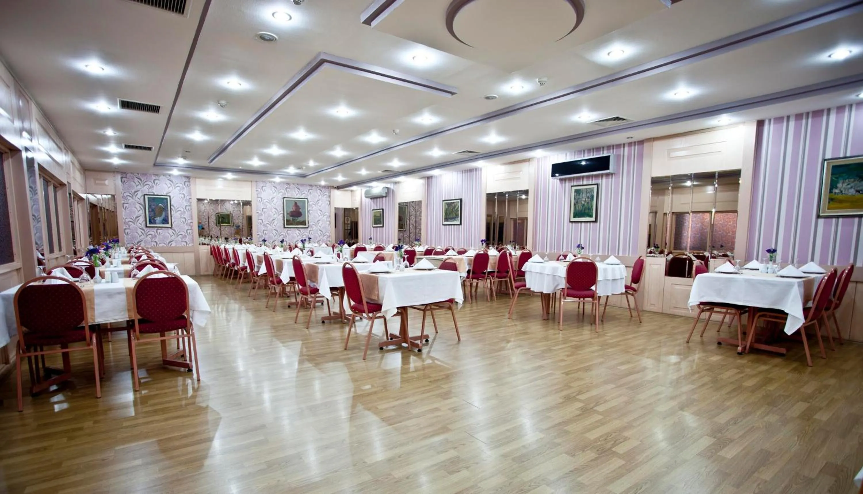 Restaurant/places to eat in Sergah Hotel