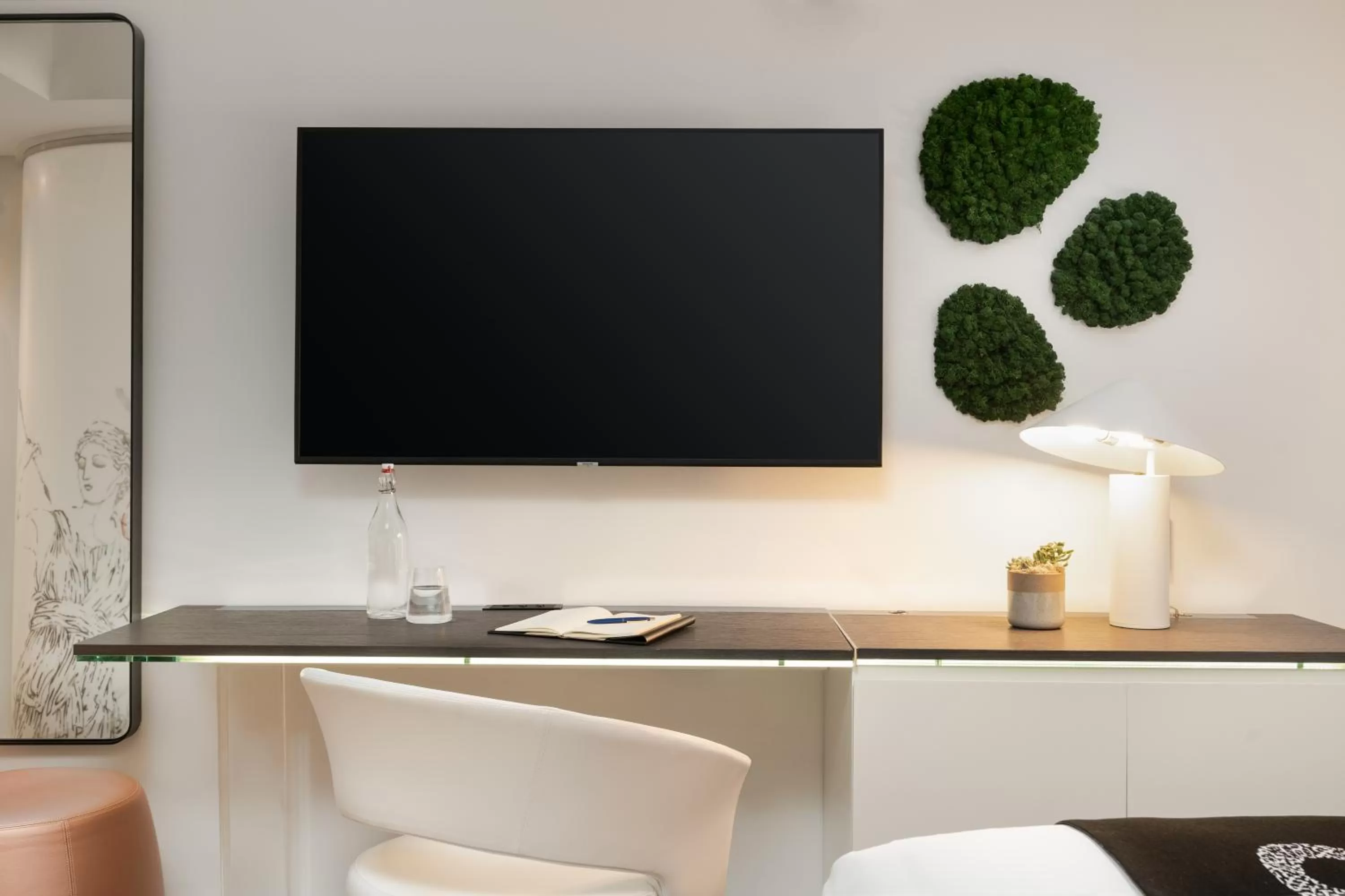 Photo of the whole room in Hotel Zena Washington DC