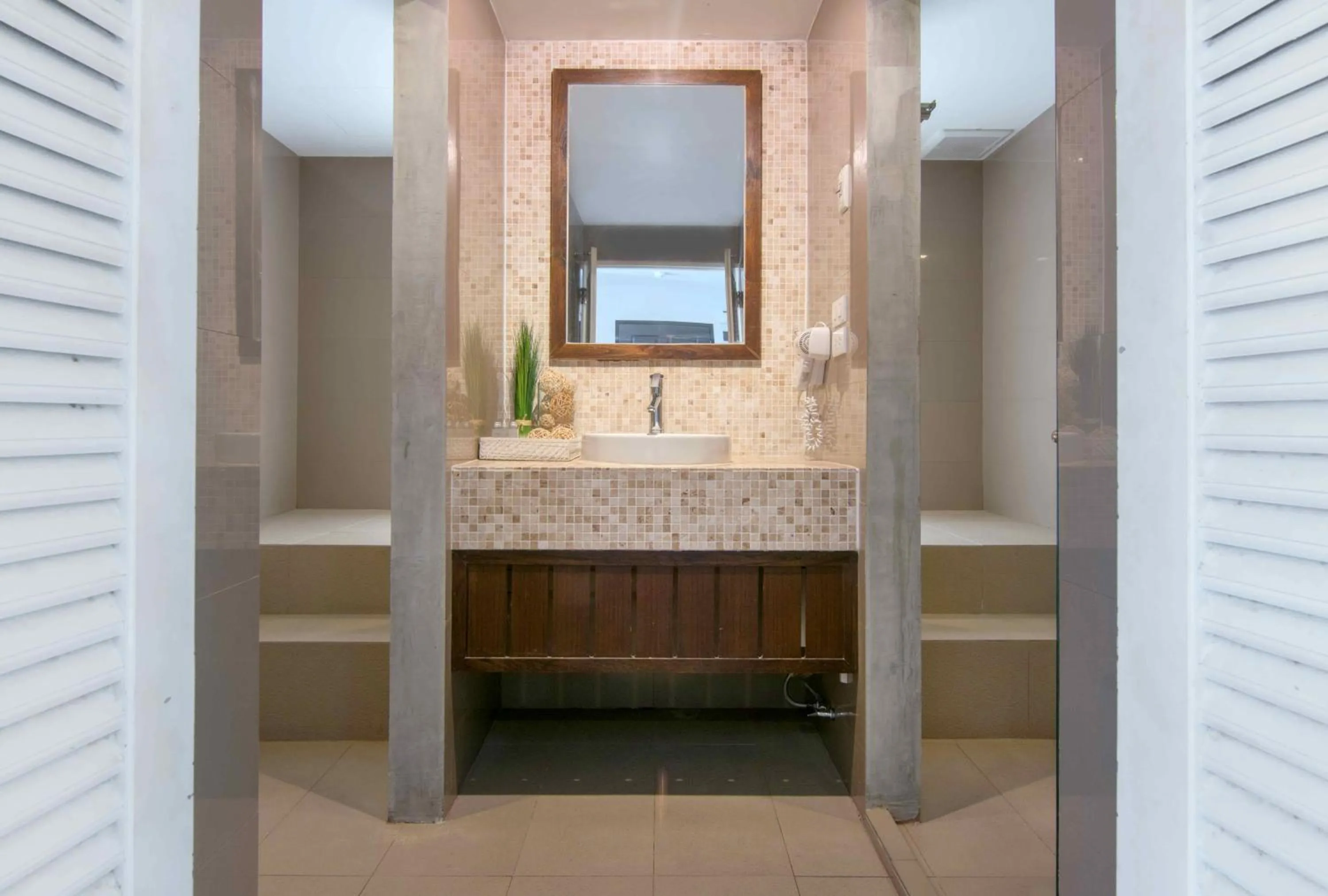 Shower in The Phoenix Hotel Bangkok - Suvarnabhumi Airport