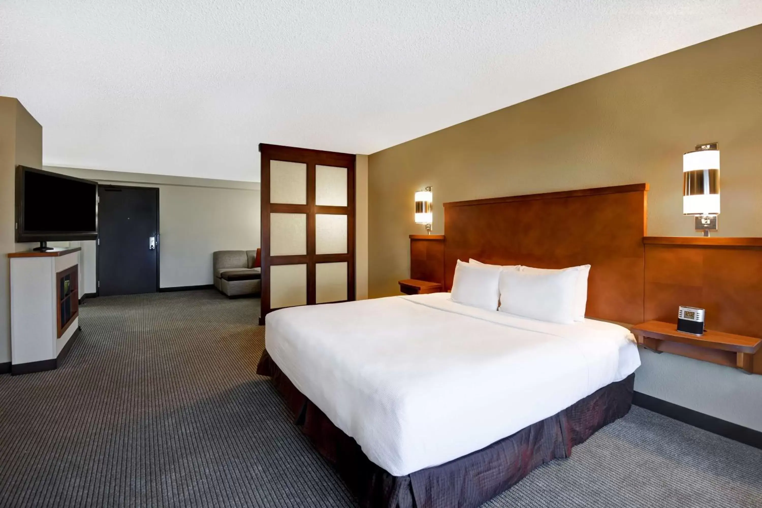 Photo of the whole room, Bed in Hyatt Place Phoenix Gilbert