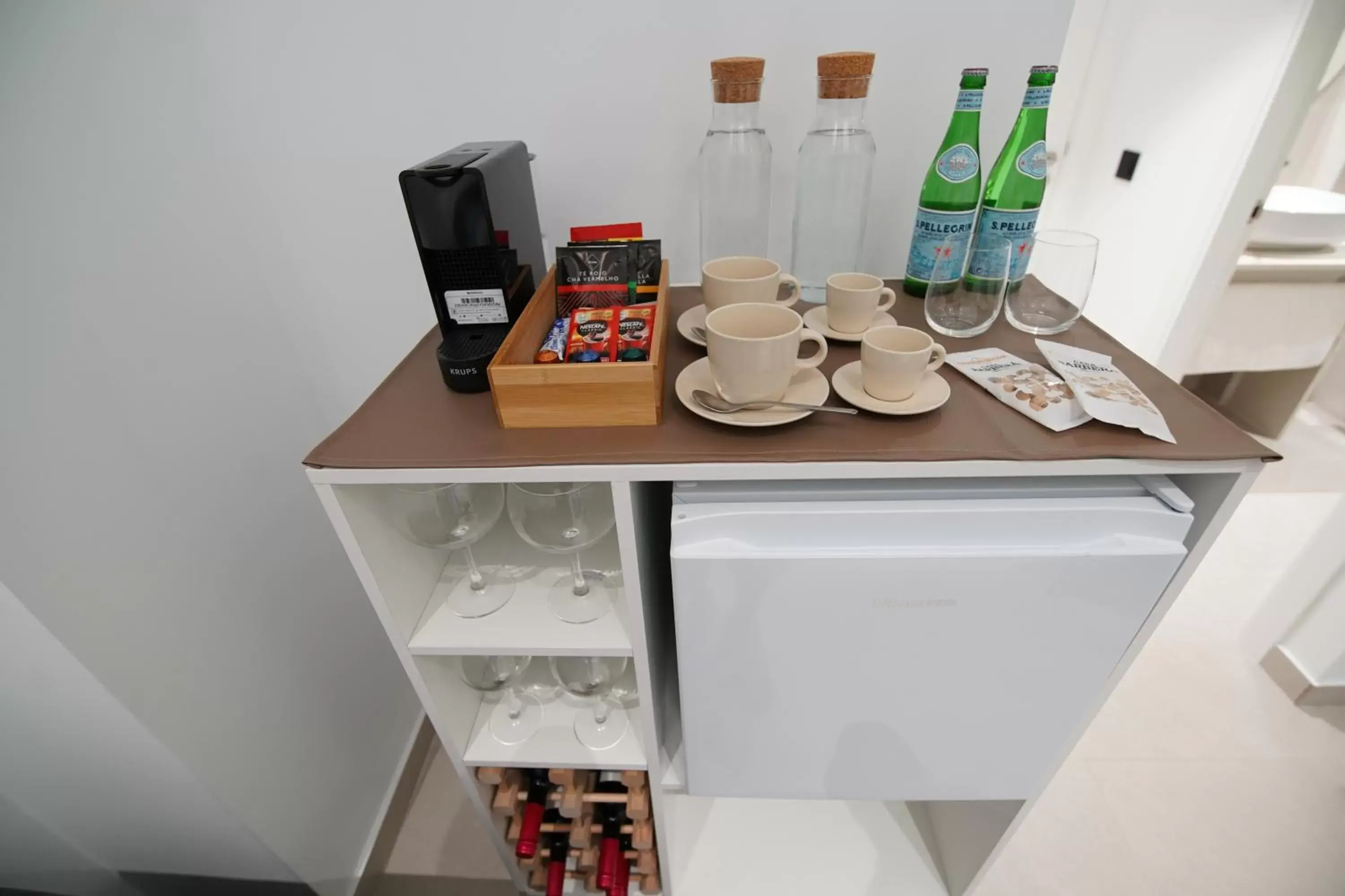 Coffee/tea facilities, Kitchen/Kitchenette in Suites Puerto Valencia