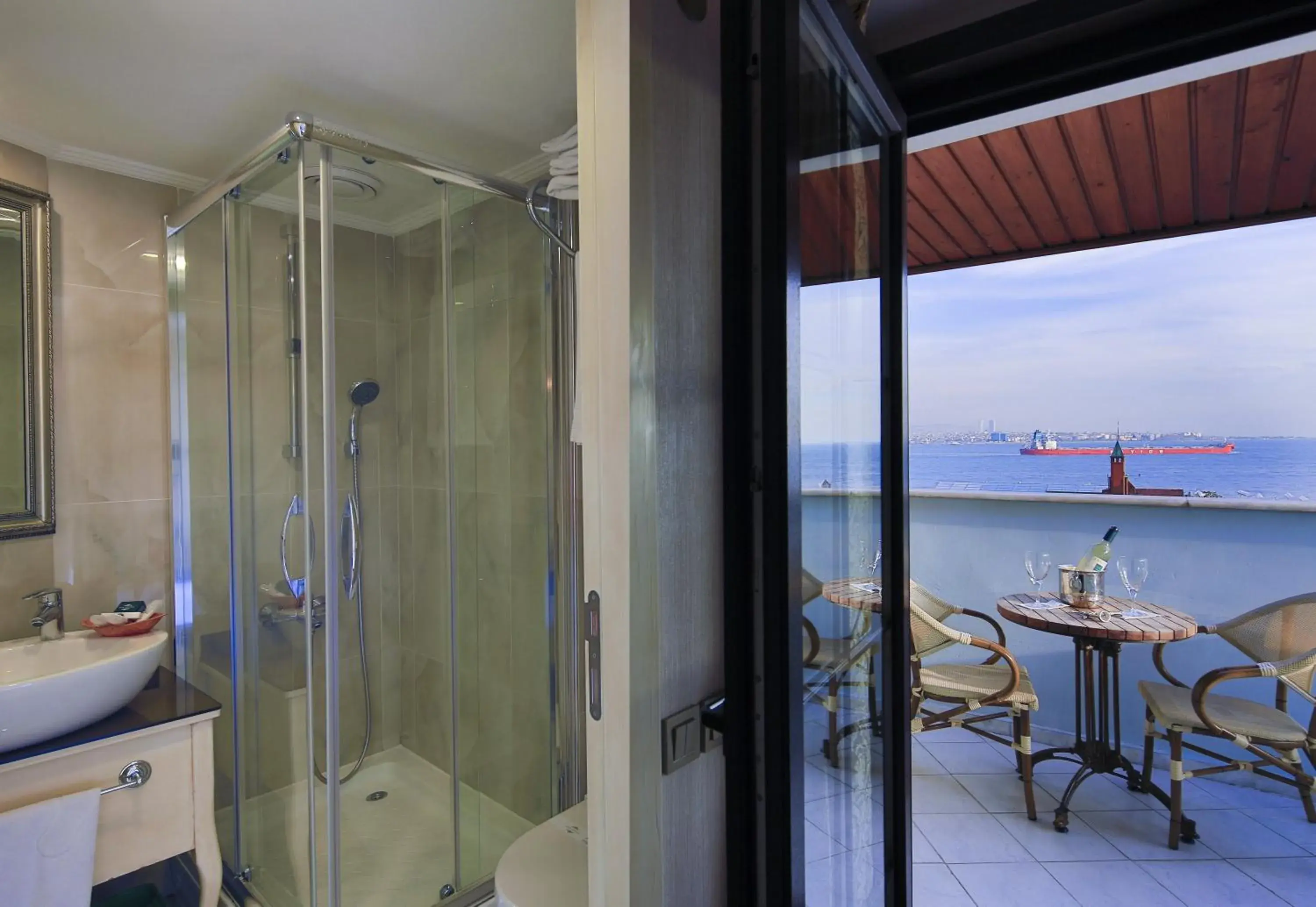 Balcony/Terrace, Bathroom in Hotel Historia-Special Category