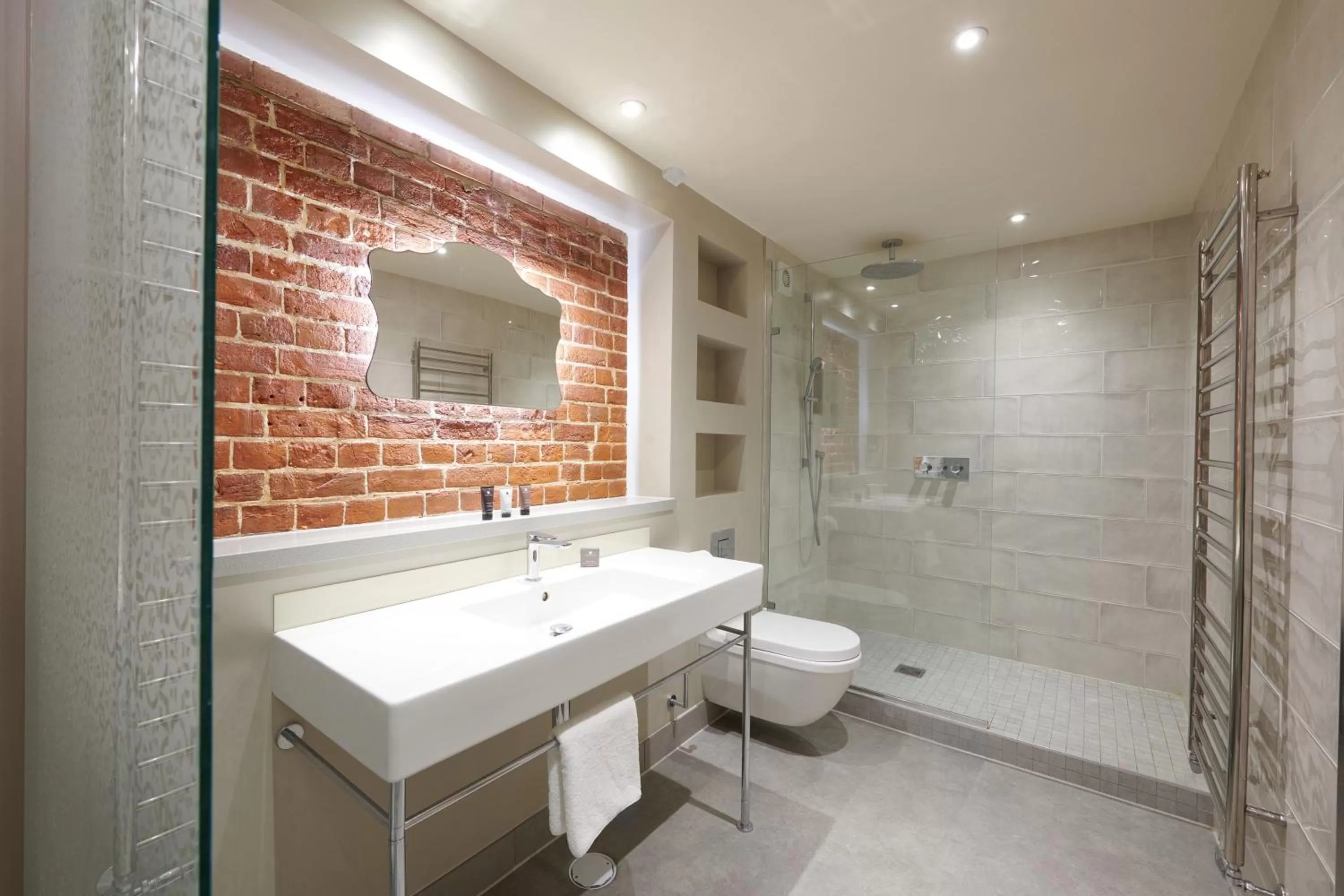 Shower in Park Farm Hotel