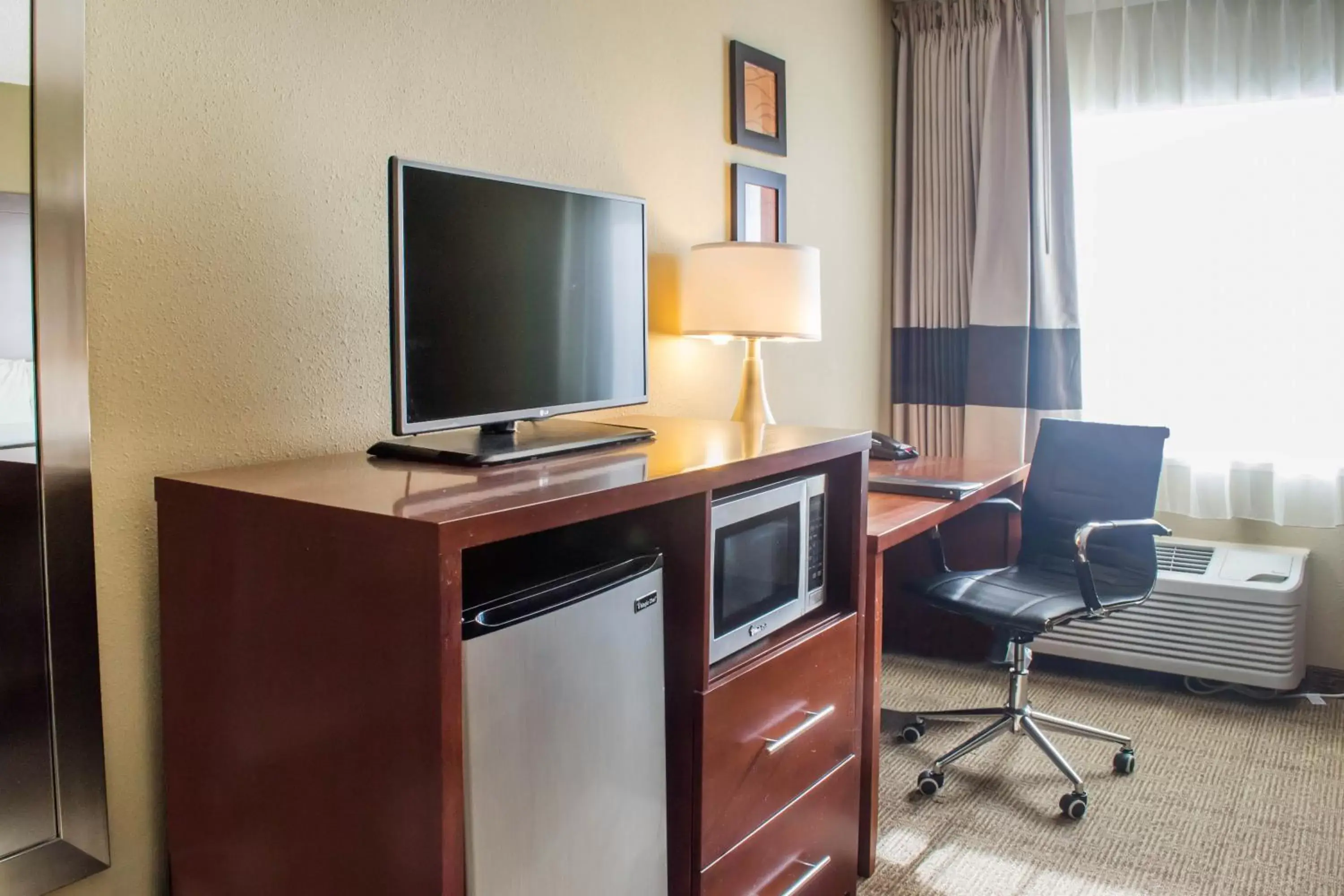 TV and multimedia, TV/Entertainment Center in Comfort Inn Mayfield Heights Cleveland East