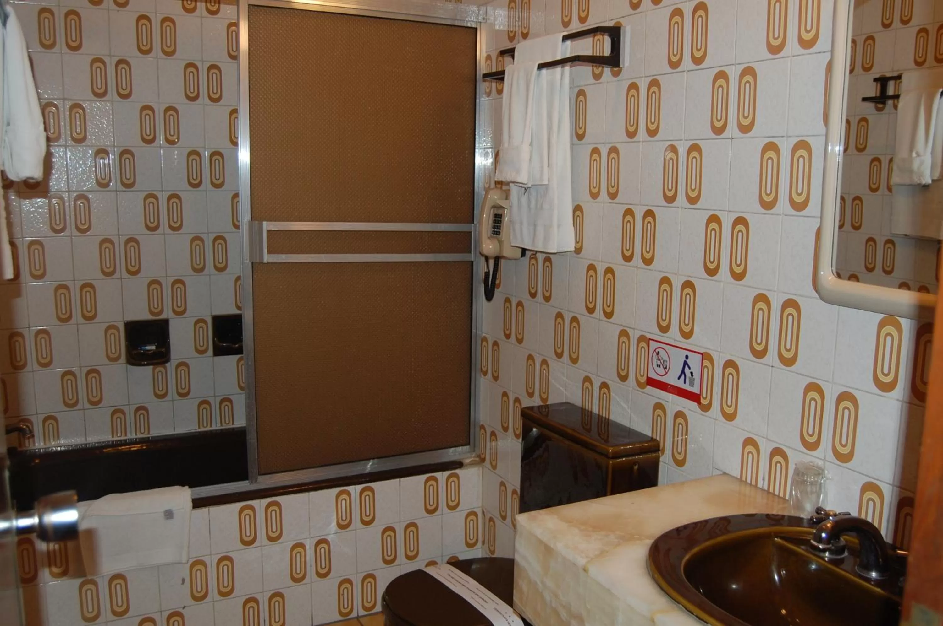 Bathroom in Cesar's Plaza Hotel