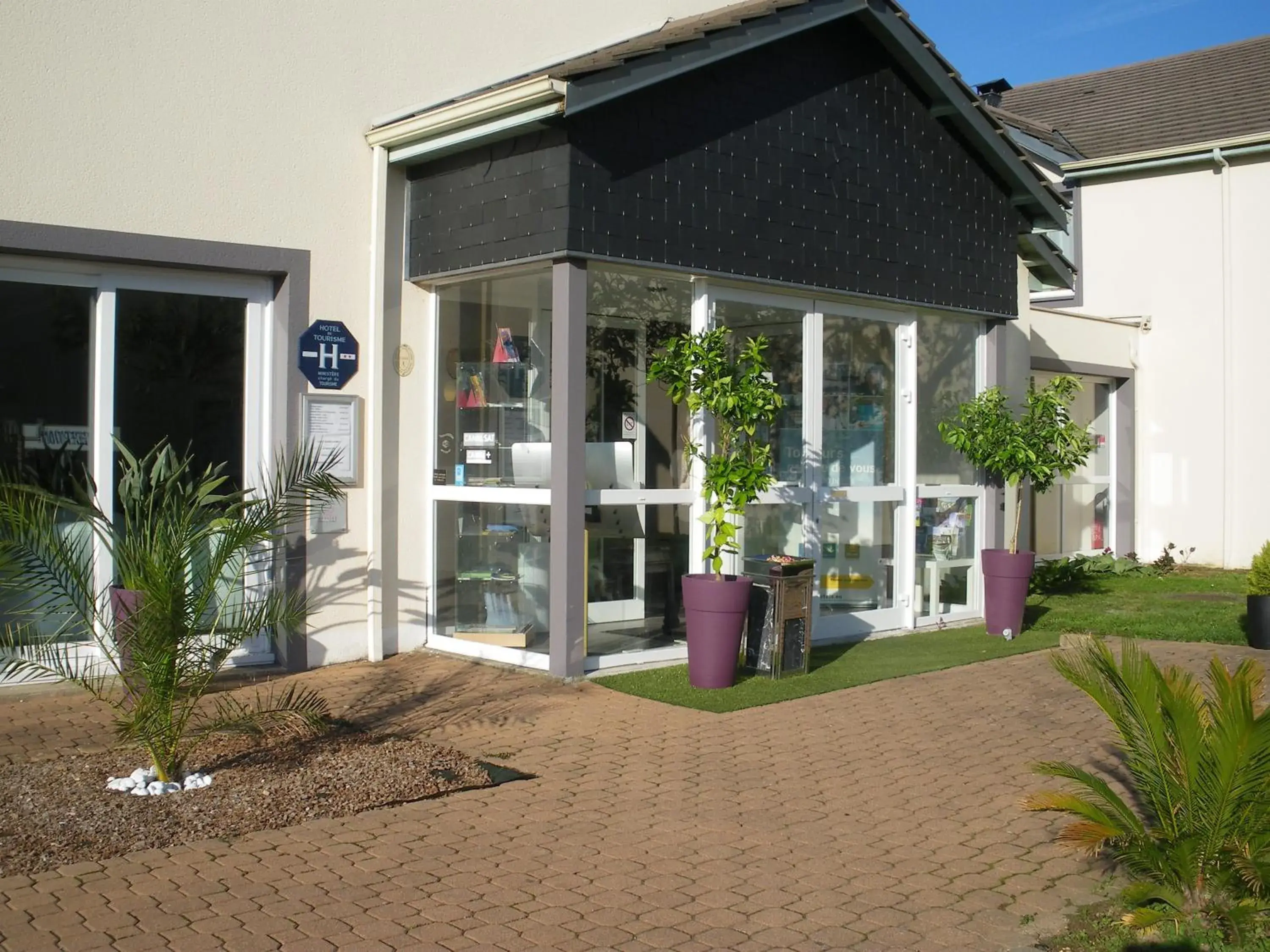 Facade/entrance in The Originals City, Hôtel La Terrasse, Tours Nord Facade/entrance in The Originals City, Hôtel La Terrasse, Tours Nord