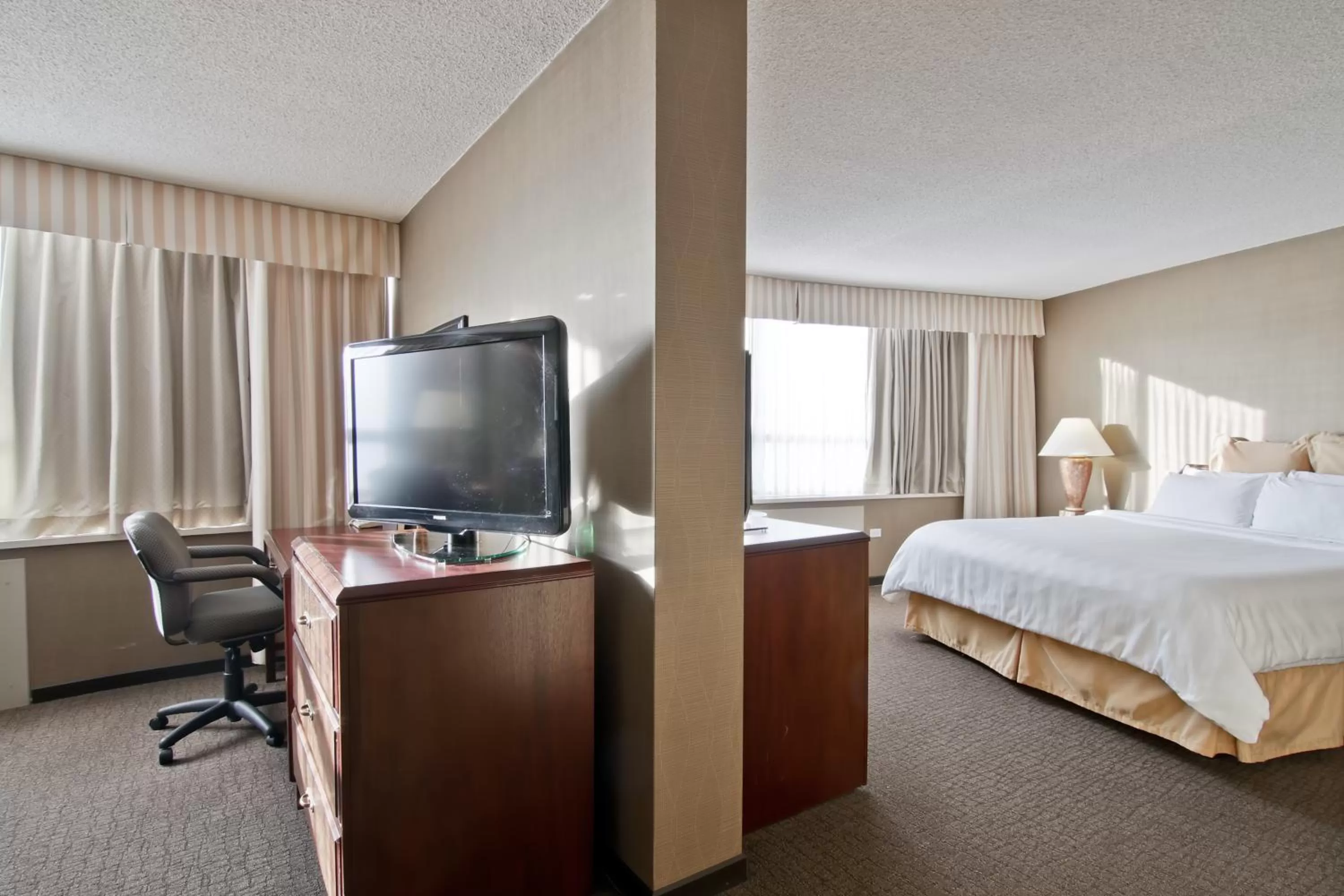 Seating area, Bed in Chateau Lacombe Hotel
